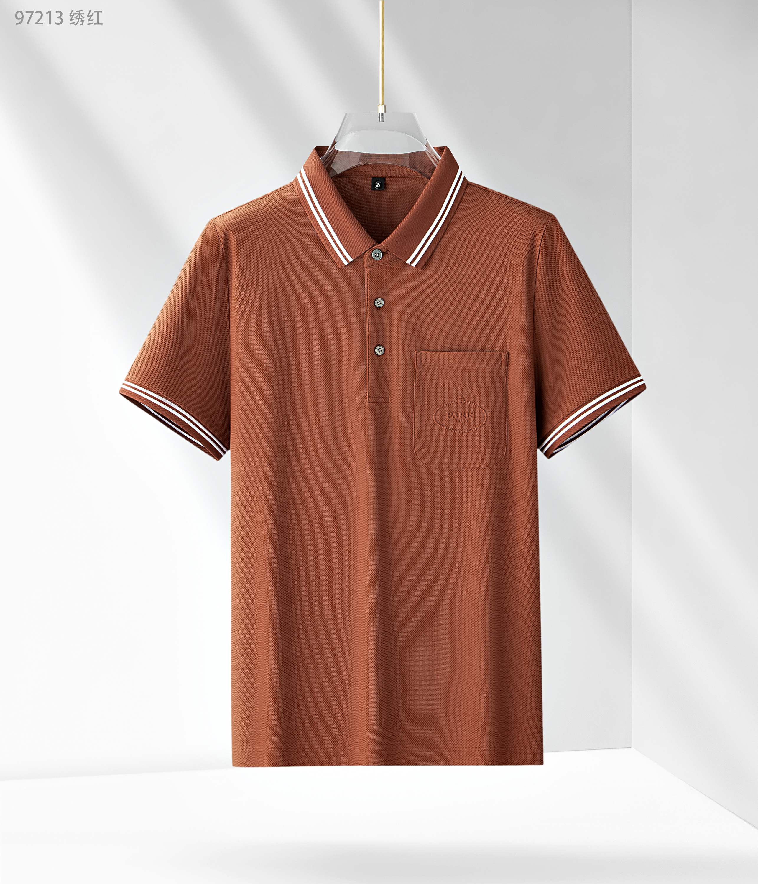 NO:136905,Prada's new spring and summer 25th spring and summer product is released, Dragon Scale Pattern Pearl Ground Series 97213, color black, white, dark gray, embroidered red, size 48-58 This product is made of a precision-blended bead weaving fabric with double-quality (mulberry silk) and Xinjiang (long velvet cotton). The product has various characteristics of mulberry silk and long velvet cotton. Mulberry silk is a natural fiber that combines light, soft and thin in nature. Long velvet cotton is the natural fiber with the longest sunshine in nature. The two effectively regulate the wet temperature balance on the skin surface and are comfortable to wear. The pearl weaving makes the tool more breathable and heat-expressing in summer. Moreover, this fabric is very textured and has a high-end taste in foreign trade.  Lapel business model, add a fashionable and classic three-pin flat collar, making the reverse collar not easy to deform after wearing for a long time. It can be worn alone in summer and inside in spring, showing the elite style of the business world. The exquisite three-dimensional concave and concave logo and cuff colored edge design are more luxurious and atmospheric and casual. It is essential items for attending various formal occasions, business event banquets, and business office spaces.,,prada,alexander wang19860909普拉达 25春夏新品发布,龙鳞纹珠地系列97213,颜色黑色,白色,深灰,绣红,尺码48-58 本品采用（桑蚕丝）与新疆（长绒棉）双优材质精密混纺珠地织法而成面料,产品具有桑蚕丝和长绒棉各种特点,桑蚕丝是自然界集合轻,柔,细为一体的天然纤维,长绒棉是自然界日照阳光时间最长的天然纤维,两者有效的调节皮肤表面的湿温度平衡,穿着舒适,珠地织法使具在夏季更透气排热,而且此面料非常有质感,实足外贸味道上档次. 翻领商务款,加入时尚精典三粒扣扁机领,使其反领久穿不易变形,商务休闲,既可夏季单穿又可春季内搭,尽显商界精英风范,前胸精致至极的立体凹凸logo与袖口色织彩边设计更奢华大气,更休闲,出席各种正式场合、商务活动宴请、商务办公场所必备单品.,,prada,alexander wang,Men's clothing