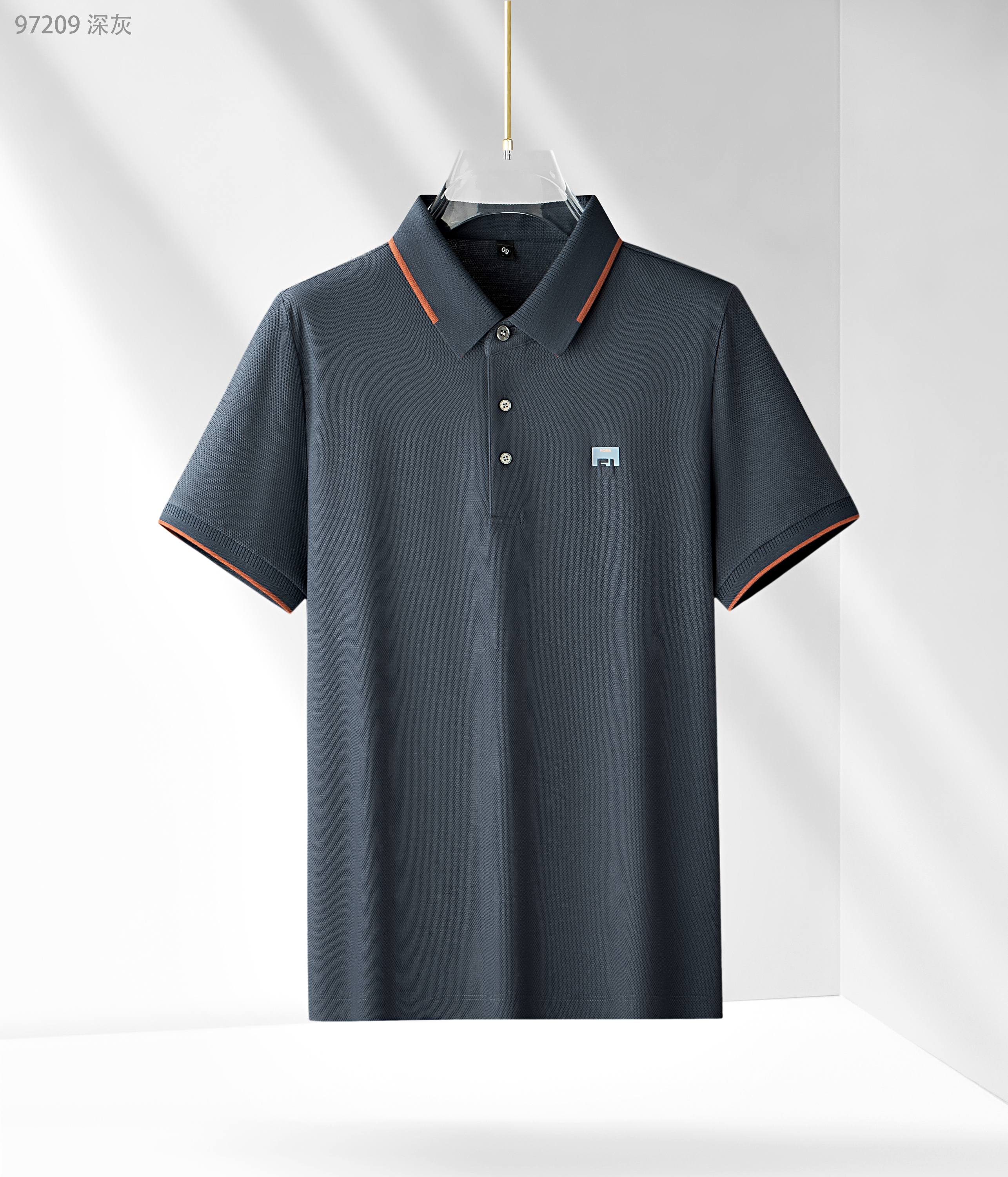 NO:136911,FENDI 25 spring and summer new product is released, Dragon Scale Pattern Pearl Ground Series 97209, color black, white, dark gray, embroidered red, size 48-58 This product is made of a precision-blended bead weaving fabric with double-quality (mulberry silk) and Xinjiang (long velvet cotton). The product has various characteristics of mulberry silk and long velvet cotton. Mulberry silk is a natural fiber that combines light, soft and thin in nature. Long velvet cotton is the natural fiber with the longest sunshine in nature. The two effectively adjust the wet temperature balance on the skin surface and are comfortable to wear. The pearl weaving makes the tool more breathable and heat-expressing in summer. Moreover, this fabric is very textured and has a high-end taste in foreign trade.  Lapel business model, add a fashionable and classic three-pin flat collar, making the reverse collar not easy to deform after wearing for a long time. It can be worn alone in summer and inside in spring, showing the style of the business elite. The exquisite three-dimensional concave and concave logo and cuff colored edge design are more luxurious and atmospheric, and more casual. It is essential items for attending various formal occasions, business event banquets, and business office spaces.,,fendi,alexander wang19860909FENDI 25春夏新品发布,龙鳞纹珠地系列97209,颜色黑色,白色,深灰,绣红,尺码48-58 本品采用（桑蚕丝）与新疆（长绒棉）双优材质精密混纺珠地织法而成面料,产品具有桑蚕丝和长绒棉各种特点,桑蚕丝是自然界集合轻,柔,细为一体的天然纤维,长绒棉是自然界日照阳光时间最长的天然纤维,两者有效的调节皮肤表面的湿温度平衡,穿着舒适,珠地织法使具在夏季更透气排热,而且此面料非常有质感,实足外贸味道上档次. 翻领商务款,加入时尚精典三粒扣扁机领,使其反领久穿不易变形,商务休闲,既可夏季单穿又可春季内搭,尽显商界精英风范,前胸精致至极的立体凹凸logo与袖口色织彩边设计更奢华大气,更休闲,出席各种正式场合、商务活动宴请、商务办公场所必备单品.,,fendi,alexander wang,Men's clothing