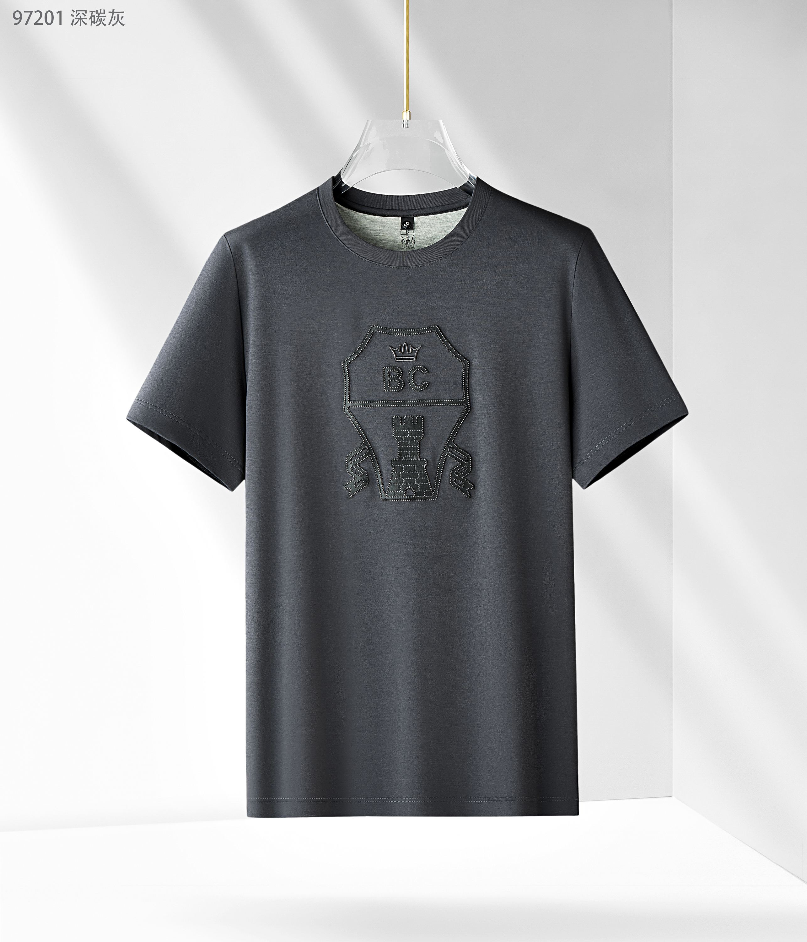 NO:136915,BC 25 Spring and Summer New Products Released, Modal Ice Cotton Series 97201, Color Black, White, Burgundy, Gray, Size 48-58 This product uses a fine blend of (Modal) and (Long-length cotton) double-quality materials to form a fabric. The product has various characteristics of modal and is the first choice for close-fitting fabrics. It combines light, soft and thin silk soft fibers to effectively adjust the wet temperature balance on the skin surface and is comfortable to wear. The plain weaving weave makes the tool more breathable and heat-expressing in summer. Moreover, this fabric is very textured and has a high-end taste.  The round neck business model is equipped with a fashionable classic rib collar design, making the collar ring difficult to deform after wearing for a long time. It can be worn alone in summer and inside in spring, showing the style of business and leisure. The exquisite three-dimensional concave and concave logo and inner neckline design are more luxurious and atmospheric and casual. It is essential items for attending various formal occasions, business event banquets, and business office spaces.,,alexander wang19860909BC 25春夏新品发布,莫代尔冰感棉系列97201,颜色黑色,白色,酒红色,灰色,尺码48-58 本品采用（莫代尔）与（长绒棉）双优材质精密混纺平纹织法结合而成面料,产品具有莫代尔各种特性,是贴身面料的首选,集合轻、柔、细为一体的丝柔纤维,有效的调节皮肤表面的湿温度平衡,穿着舒适,平纹织法使具在夏季更透气排热,而且此面料非常有质感,实足外贸味道上档次. 圆领商务款,加入时尚精典罗纹领设计,使其领圈久穿不易变形,商务休闲,既可夏季单穿又可春季内搭,尽显商务休闲风范,前胸精致至极的立体凹凸logo与内领口设计更奢华大气,更休闲,出席各种正式场合、商务活动宴请、商务办公场所必备单品.,,alexander wang,Men's clothing