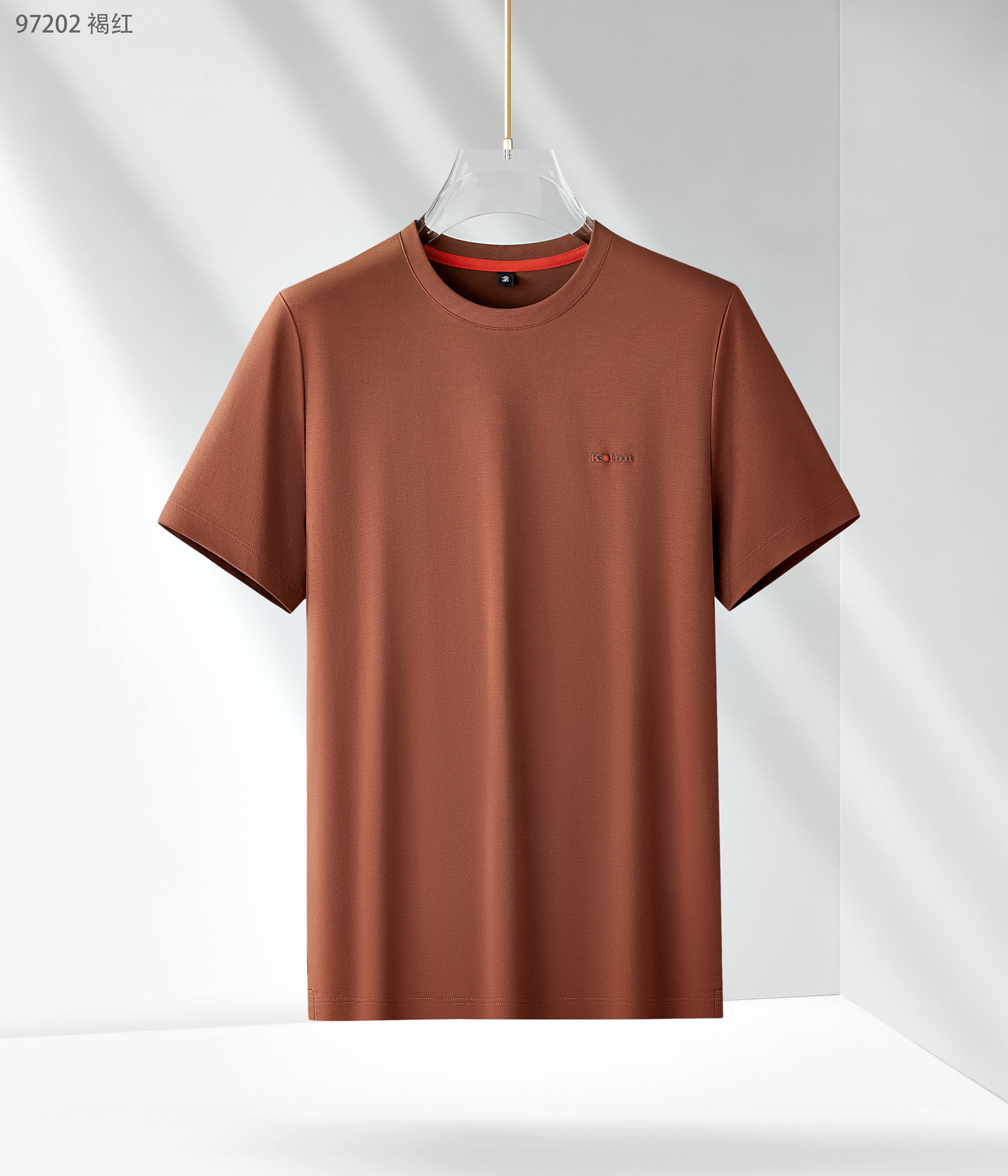 NO:136918,Kiton 25 spring and summer new product is released, Modal ice-sensing cotton series 97202, color crypto, black, white, brown, size 48-58 This product uses a fine blend of plain weaves of (modal) and (long velvet cotton) double-quality materials. The product has various characteristics of modal and is the first choice for close-fitting fabrics. It combines light, soft and thin silk soft fibers to effectively adjust the wet temperature balance on the skin surface and is comfortable to wear. The plain weave makes the tool more breathable and heat-expressing in summer. Moreover, this fabric is very textured and has a high-end taste.  The round neck business model is equipped with a fashionable classic rib collar design, making the collar ring difficult to deform after wearing for a long time. It can be worn alone in summer and inside in spring, showing the style of business and leisure. The exquisite three-dimensional concave and concave logo with the inner neckline and colored woven edge design is more luxurious and atmospheric, and more casual. It is essential items for attending various formal occasions, business event banquets, and business office spaces.,,alexander wang19860909kiton 25春夏新品发布,莫代尔冰感棉系列97202,颜色藏兰,黑色,白色,咖色,尺码48-58 本品采用（莫代尔）与（长绒棉）双优材质精密混纺平纹织法结合而成面料,产品具有莫代尔各种特性,是贴身面料的首选,集合轻、柔、细为一体的丝柔纤维,有效的调节皮肤表面的湿温度平衡,穿着舒适,平纹织法使具在夏季更透气排热,而且此面料非常有质感,实足外贸味道上档次. 圆领商务款,加入时尚精典罗纹领设计,使其领圈久穿不易变形,商务休闲,既可夏季单穿又可春季内搭,尽显商务休闲风范,前胸精致至极的立体凹凸logo与内领口色织彩边设计更奢华大气,更休闲,出席各种正式场合、商务活动宴请、商务办公场所必备单品.,,alexander wang,Men's clothing