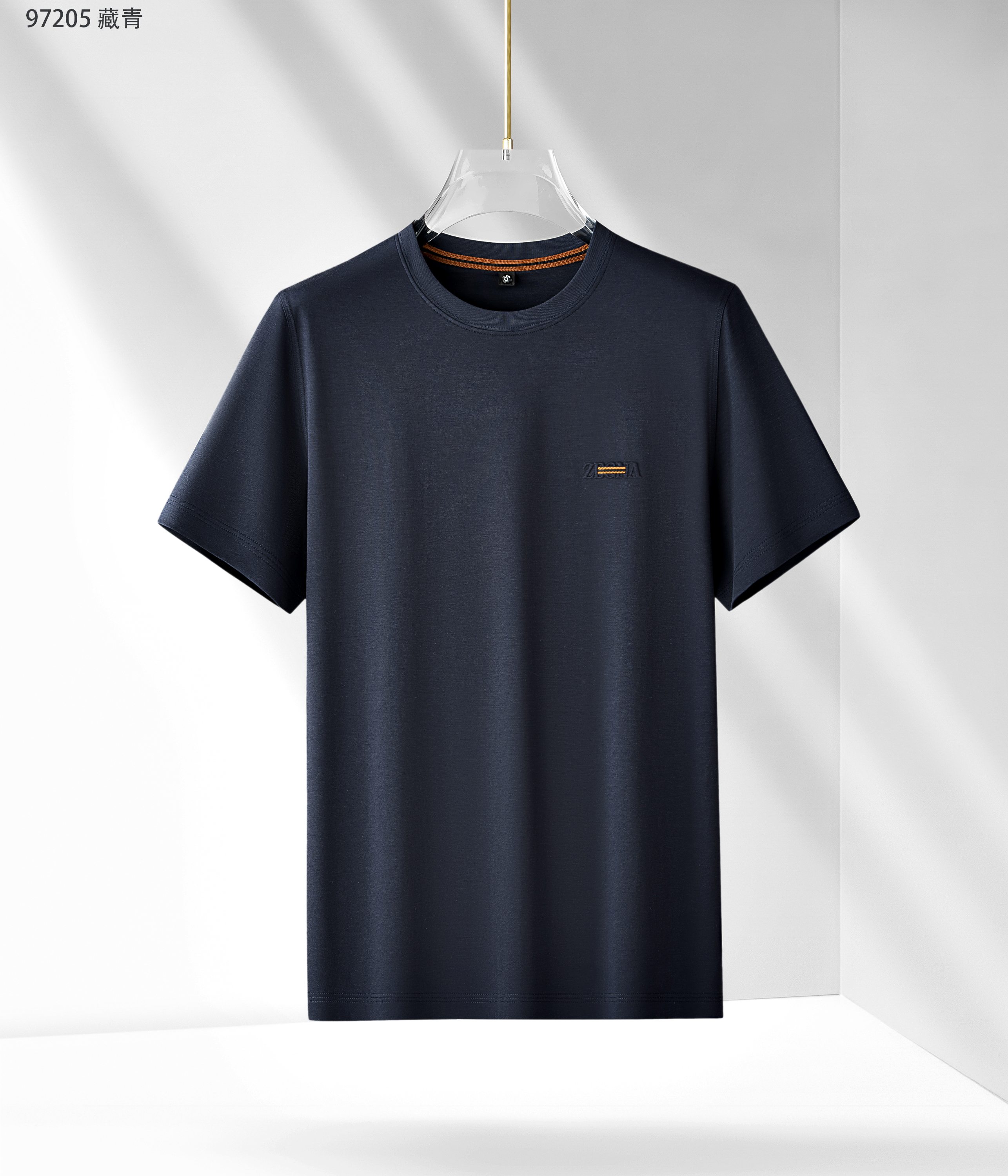 NO:136909,The new product of the 25 spring and summer of Zenia is released, Modal ice-sensing cotton series 97205, color black, white, Tibetan orchid, brown, size 48-58 This product uses a fine blend of (modal) and (long velvet cotton) double-quality materials to form a fabric. The product has various characteristics of modal and is the first choice for close-fitting fabrics. It combines light, soft and thin silk soft fibers to effectively adjust the wet temperature balance on the skin surface and is comfortable to wear. The plain weaving weave makes it more breathable and heat-expressing in summer. Moreover, this fabric is very textured and has a high-end taste in foreign trade.  The round neck business model is equipped with a fashionable classic rib collar design, making the collar ring difficult to deform after wearing for a long time. It can be worn alone in summer and inside in spring, showing the style of business and leisure. The exquisite three-dimensional concave and concave logo and inner neckline design are more luxurious and atmospheric and casual. It is essential items for attending various formal occasions, business event banquets, and business office spaces.,,zegna,alexander wang19860909杰尼亚 25春夏新品发布,莫代尔冰感棉系列97205,颜色黑色,白色,藏兰,咖色,尺码48-58 本品采用（莫代尔）与（长绒棉）双优材质精密混纺平纹织法结合而成面料,产品具有莫代尔各种特性,是贴身面料的首选,集合轻、柔、细为一体的丝柔纤维,有效的调节皮肤表面的湿温度平衡,穿着舒适,平纹织法使其在夏季更透气排热,而且此面料非常有质感,实足外贸味道上档次. 圆领商务款,加入时尚精典罗纹领设计,使其领圈久穿不易变形,商务休闲,既可夏季单穿又可春季内搭,尽显商务休闲风范,前胸精致至极的立体凹凸logo与内领口设计更奢华大气,更休闲,出席各种正式场合、商务活动宴请、商务办公场所必备单品.,,zegna,alexander wang,Men's clothing