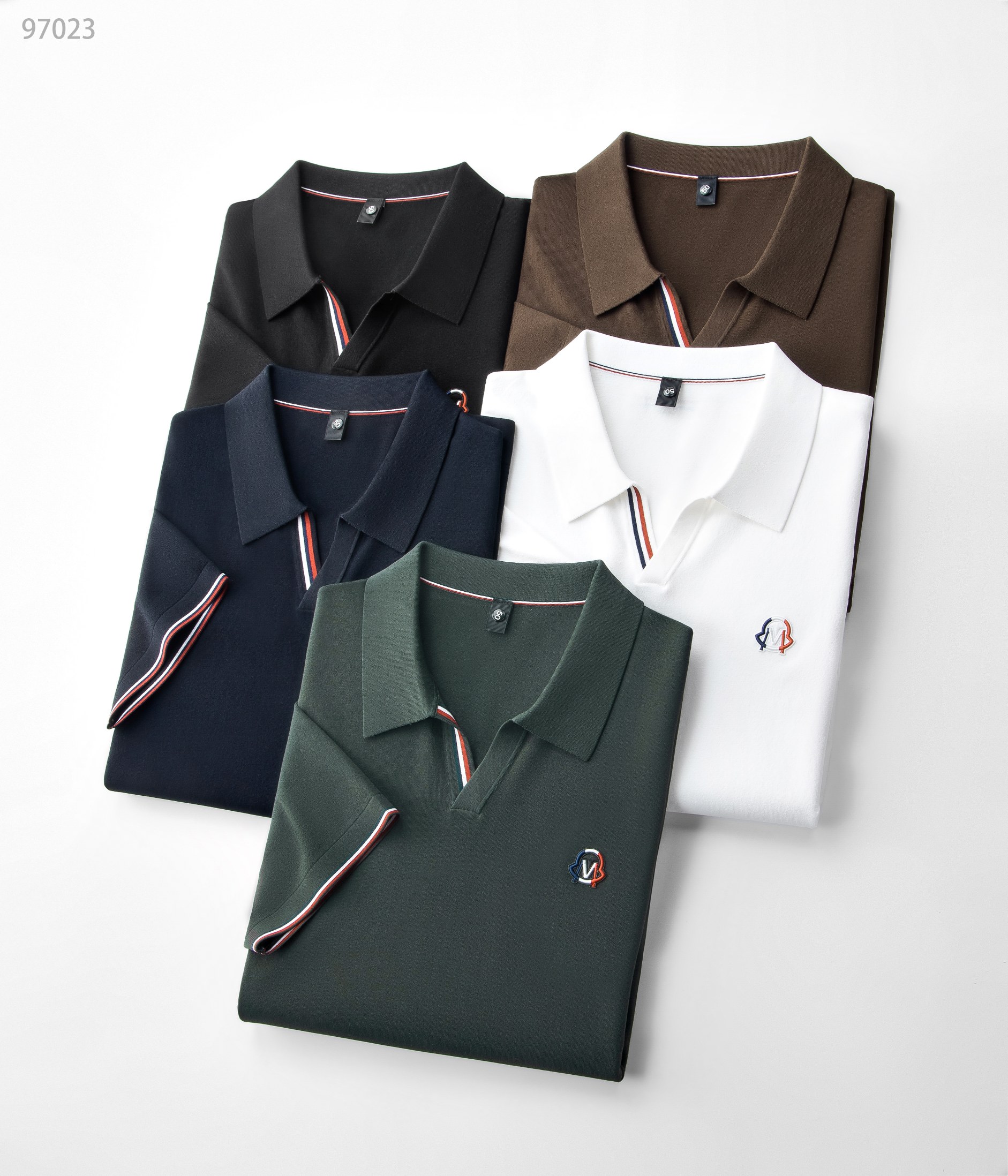 NO:161735,25 spring and summer new product, mulberry silk series 97023, color black, Tibetan orchid, dark green, brown, white, size 48-58, this product uses a fine blend of (mulberry silk) and (Laiser) double-optimal silk material. Mulberry silk is a natural fiber that combines light, soft and thin in nature, effectively adjusting the temperature and humidity balance of the skin surface. It is known as the second skin of mankind. The combination with Laiser makes it comfortable, skin-friendly, breathable and soft, making it more classy and textured. Lapel business model, adds a fashionable classic V-neck design, a business elite model, showing the latest trend style, the classic logo of the front chest is both luxurious, beautiful and elegant, and this is the finishing touch, a must-have item for business and leisure in spring and summer!  ,alexander wang1986090925春夏新品,桑蚕丝系列97023,颜色黑色,藏兰,深绿,咖色,白色,尺码48-58, 本品采用（桑蚕丝）与（莱赛尔）双优丝线材质精细混纺结合而成的面料,桑蚕丝是是自然界集合轻、柔、细为一体的天然纤维,有效的调节皮肤表面的温湿度平衡,被誉为人类的第二皮肤,与莱赛尔的结合使其穿着舒适亲肤透气柔软,使其更上档次有质感. 翻领商务款,加入时尚精典V反领设计,商界精英典范,尽显最新潮流风范,前胸凹凸精典logo既奢华美观又大气精致,此乃点睛之笔,春夏商务休闲必备单品！,,alexander wang,Men's clothing