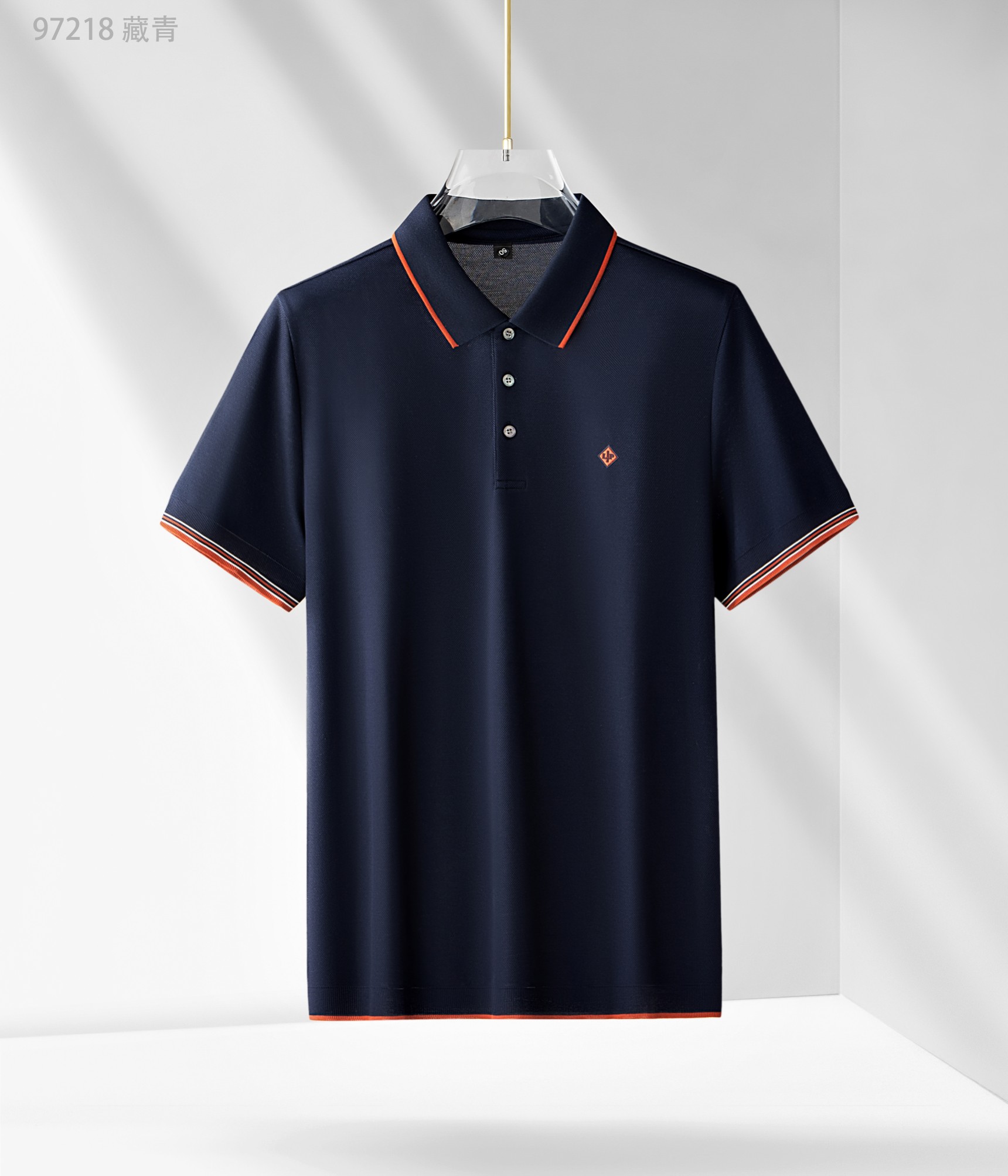 NO:161761,New products in spring and summer 25 are released, mulberry silk color bead weaving series 97218, color can beans, embroidered red, beige white, size 48-58 This product uses a fine blend of bead weaving method of double-quality (mulberry silk) and (long velvet cotton) to form a fabric. The product has various characteristics of mulberry silk. It is a natural fiber that combines light, soft and thin in nature to effectively regulate the wet temperature balance on the skin surface and is comfortable to wear. The bead weaving method makes the tool more breathable and heat-expressing in summer. Moreover, this fabric is very textured and has a high-end taste in foreign trade.  The lapel business model is added with a stylish classic three-pin button and a flat collar, making the reverse collar not easy to deform after wearing for a long time. It can be worn alone in summer and inside in spring, showing the style of the business elite. The exquisite three-dimensional concave and concave logo and cuff colored edge design is more luxurious and atmospheric and casual. It is essential for attending various formal occasions, business event banquets, and business office spaces.,,alexander wang1986090925春夏新品发布,桑蚕丝色织珠地系列97218,颜色藏兰,绣红,米白,尺码48-58 本品采用（桑蚕丝）与（长绒棉）双优材质精密混纺珠地织法结合而成面料,产品具有桑蚕丝各种特点,是自然界集合轻、柔、细为一体的天然纤维,有效的调节皮肤表面的湿温度平衡,穿着舒适,珠地织法使具在夏季更透气排热,而且此面料非常有质感,实足外贸味道上档次. 翻领商务款,加入时尚精典三粒扣与扁机领,使其反领久穿不易变形,商务休闲,既可夏季单穿又可春季内搭,尽显商界精英风范,前胸精致至极的立体凹凸logo与袖口色织彩边设计更奢华大气,更休闲,出席各种正式场合、商务活动宴请、商务办公场所必备单品.,,alexander wang,Men's clothing