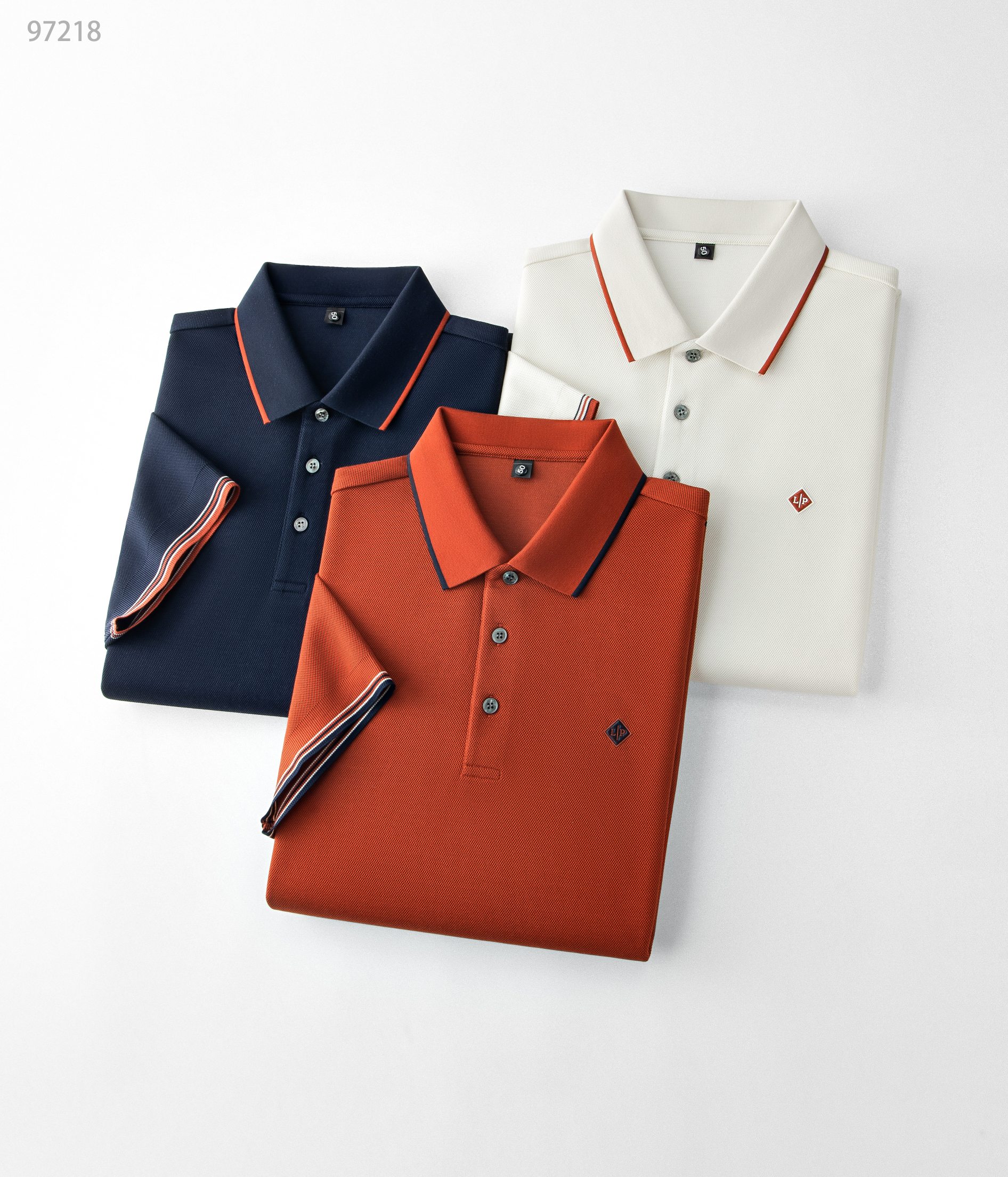 NO:161747,New products in spring and summer 25 are released, mulberry silk color bead weaving series 97218, color can beans, embroidered red, beige white, size 48-58 This product uses a fine blend of bead weaving method of double-quality (mulberry silk) and (long velvet cotton) to form a fabric. The product has various characteristics of mulberry silk. It is a natural fiber that combines light, soft and thin in nature to effectively regulate the wet temperature balance on the skin surface and is comfortable to wear. The bead weaving method makes the tool more breathable and heat-expressing in summer. Moreover, this fabric is very textured and has a high-end taste in foreign trade.  The lapel business model is added with a stylish classic three-pin button and a flat collar, making the reverse collar not easy to deform after wearing for a long time. It can be worn alone in summer and inside in spring, showing the style of the business elite. The exquisite three-dimensional concave and concave logo and cuff colored edge design is more luxurious and atmospheric and casual. It is essential for attending various formal occasions, business event banquets, and business office spaces.,,alexander wang1986090925春夏新品发布,桑蚕丝色织珠地系列97218,颜色藏兰,绣红,米白,尺码48-58 本品采用（桑蚕丝）与（长绒棉）双优材质精密混纺珠地织法结合而成面料,产品具有桑蚕丝各种特点,是自然界集合轻、柔、细为一体的天然纤维,有效的调节皮肤表面的湿温度平衡,穿着舒适,珠地织法使具在夏季更透气排热,而且此面料非常有质感,实足外贸味道上档次. 翻领商务款,加入时尚精典三粒扣与扁机领,使其反领久穿不易变形,商务休闲,既可夏季单穿又可春季内搭,尽显商界精英风范,前胸精致至极的立体凹凸logo与袖口色织彩边设计更奢华大气,更休闲,出席各种正式场合、商务活动宴请、商务办公场所必备单品.,,alexander wang,Men's clothing