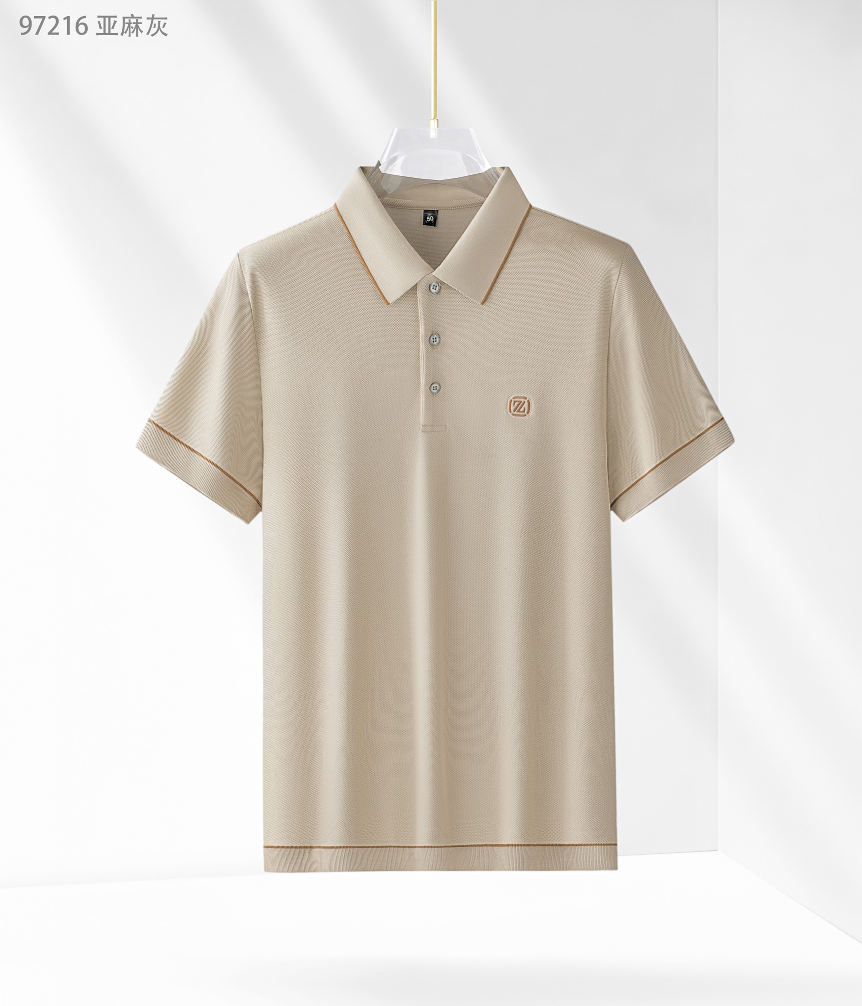 NO:136926,New products in spring and summer 25 are released, mulberry silk color bead weaving series 97216, color 南类, khaki, white, size 48-58 This product uses a fine blend of bead weaving method of double-quality (mulberry silk) and (long velvet cotton) to form a fabric. The product has various characteristics of mulberry silk. It is a natural fiber that combines light, soft and thin in nature to effectively regulate the wet temperature balance on the skin surface and is comfortable to wear. The bead weaving method makes the tool more breathable and heat-expressing in summer. Moreover, this fabric is very textured and has a high-end taste.  Lapel business model, with fashionable classic three-pin buttons and flat collars, making the reverse collar not easy to deform after wearing for a long time. It can be worn alone in summer and inside in spring, showing the style of the business elite. The exquisite three-dimensional concave and concave logo and cuff colored edge design is more luxurious and atmospheric and casual. It is essential for attending various formal occasions, business event banquets, and business office spaces...,alexander wang1986090925春夏新品发布,桑蚕丝色织珠地系列97216,颜色藏兰,卡其,白色,尺码48-58 本品采用（桑蚕丝）与（长绒棉）双优材质精密混纺珠地织法结合而成面料,产品具有桑蚕丝各种特点,是自然界集合轻、柔、细为一体的天然纤维,有效的调节皮肤表面的湿温度平衡,穿着舒适,珠地织法使具在夏季更透气排热,而且此面料非常有质感,实足外贸味道上档次. 翻领商务款,加入时尚精典三粒扣与扁机领,使其反领久穿不易变形,商务休闲,既可夏季单穿又可春季内搭,尽显商界精英风范,前胸精致至极的立体凹凸logo与袖口色织彩边设计更奢华大气,更休闲,出席各种正式场合、商务活动宴请、商务办公场所必备单品..,,alexander wang,Men's clothing