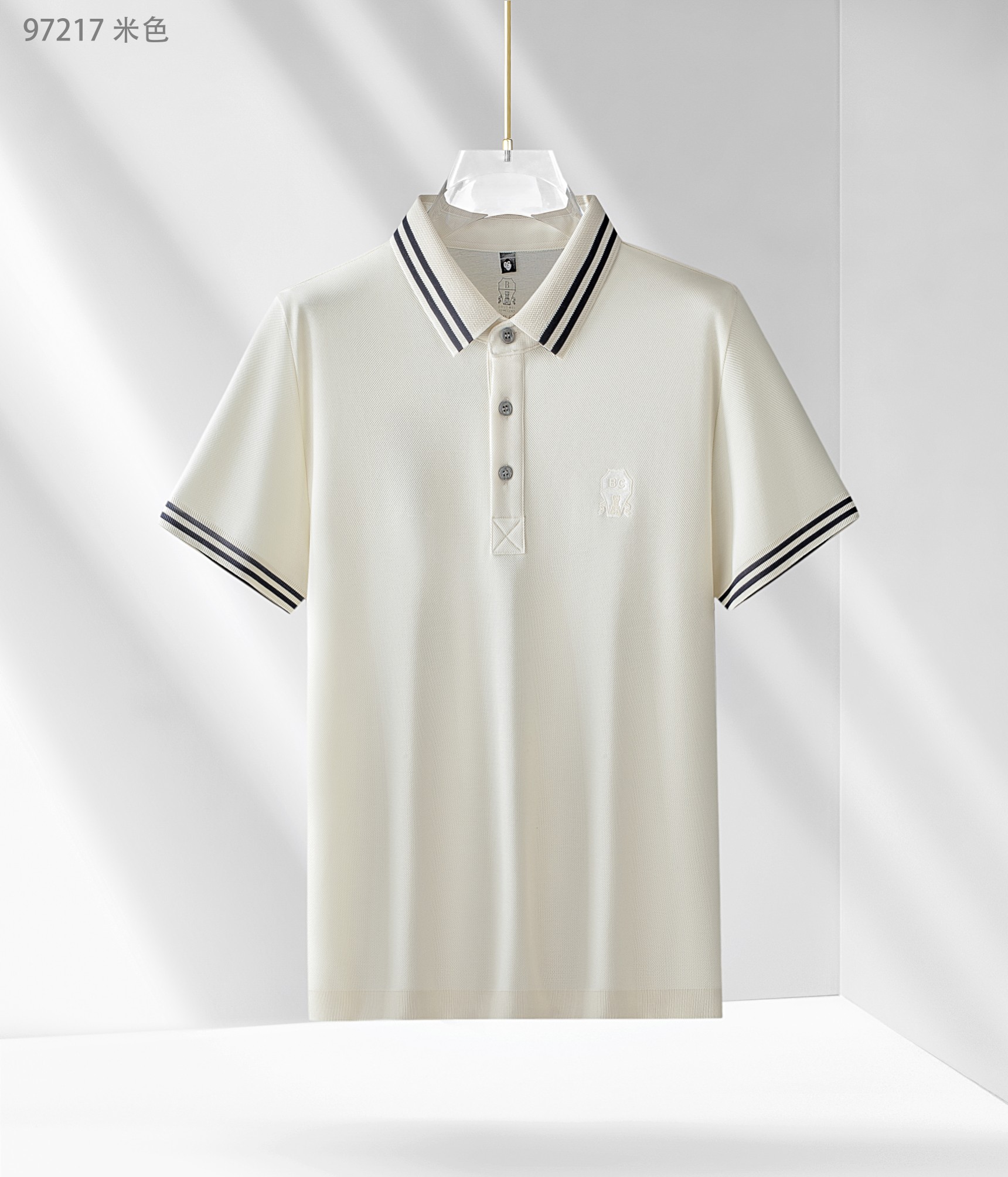 NO:136923,New products in spring and summer 25 are released, mulberry silk color bead weaving series 97217, color candle orchid, light blue, white, size 48-58 This product uses a fine blend of bead weaving method of double-quality (mulberry silk) and (long velvet cotton) to form a fabric. The product has various characteristics of mulberry silk. It is a natural fiber that combines light, soft and thin in nature to effectively regulate the wet temperature balance on the skin surface and is comfortable to wear. The bead weaving method makes the tool more breathable and heat-expressing in summer. Moreover, this fabric is very textured and has a high-end taste.  The lapel business model is added with a stylish classic three-pin button and a flat collar, making the reverse collar not easy to deform after wearing for a long time. It can be worn alone in summer and inside in spring, showing the elite style of the business world. The exquisite three-dimensional concave and concave logo and cuff colored edge design is more luxurious and atmospheric and casual. It is essential for attending various formal occasions, business event banquets, and business office spaces...,alexander wang1986090925春夏新品发布,桑蚕丝色织珠地系列97217,颜色藏兰,浅兰,白色,尺码48-58 本品采用（桑蚕丝）与（长绒棉）双优材质精密混纺珠地织法结合而成面料,产品具有桑蚕丝各种特点,是自然界集合轻、柔、细为一体的天然纤维,有效的调节皮肤表面的湿温度平衡,穿着舒适,珠地织法使具在夏季更透气排热,而且此面料非常有质感,实足外贸味道上档次. 翻领商务款,加入时尚精典三粒扣与扁机领,使其反领久穿不易变形,商务休闲,既可夏季单穿又可春季内搭,尽显商界精英风范,前胸精致至极的立体凹凸logo与袖口色织彩边设计更奢华大气,更休闲,出席各种正式场合、商务活动宴请、商务办公场所必备单品..,,alexander wang,Men's clothing