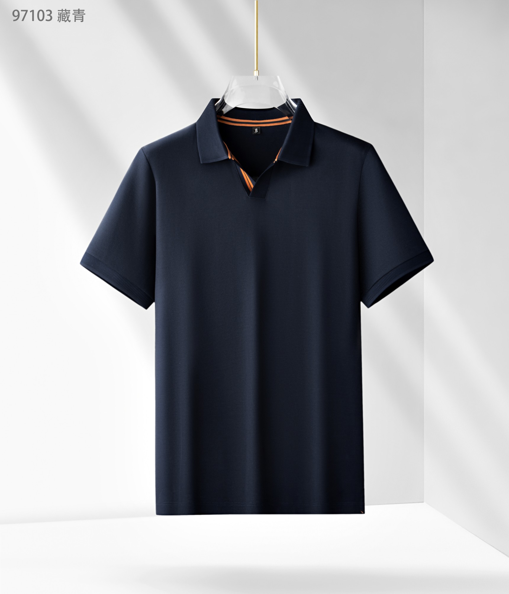 NO:136935,Zenia 25 spring and summer new product is released, long velvet cotton hexagonal bead field series 97103, color black, military green, white, Tibetan orchid, brown and red, size 48-58 This product is made of Xinjiang (long velvet cotton) preferred material precision hexagonal bead field weaving. The product has various characteristics of long velvet cotton and is the natural fiber with the longest sunshine in nature. It effectively regulates the wet temperature balance on the skin surface and is comfortable to wear. The bead field weaving makes the tool more breathable and heat-expressing in summer. Moreover, this fabric is very textured and has a high-end taste.  Lapel business model, add fashionable classic V-neck closure, high-density flat collar, making its reverse collar not easy to deform after wearing for a long time. It can be worn alone in summer and inside in spring, showing the elite style of the business world. The front chest has no logo design and inner collar circle colored woven ribbon are more luxurious and atmospheric, and are more casual. It is essential items for attending various formal occasions, business event banquets, and business office places.,,zegna,alexander wang19860909杰尼亚 25春夏新品发布,长绒棉六角珠地系列97103,颜色黑色,军绿,白色,藏兰,棕红,尺码48-58 本品采用新疆（长绒棉）优选材质精密六角珠地织法而成面料,产品具有长绒棉各种特点,是自然界日照阳光时间最长的天然纤维,有效的调节皮肤表面的湿温度平衡,穿着舒适,珠地织法使具在夏季更透气排热,而且此面料非常有质感,实足外贸味道上档次. 翻领商务款,加入时尚精典V反领门襟,高密扁机领,使其反领久穿不易变形,商务休闲,既可夏季单穿又可春季内搭,尽显商界精英风范,前胸无logo设计与内领圈色织织带更奢华大气,更休闲,出席各种正式场合、商务活动宴请、商务办公场所必备单品.,,zegna,alexander wang,Men's clothing