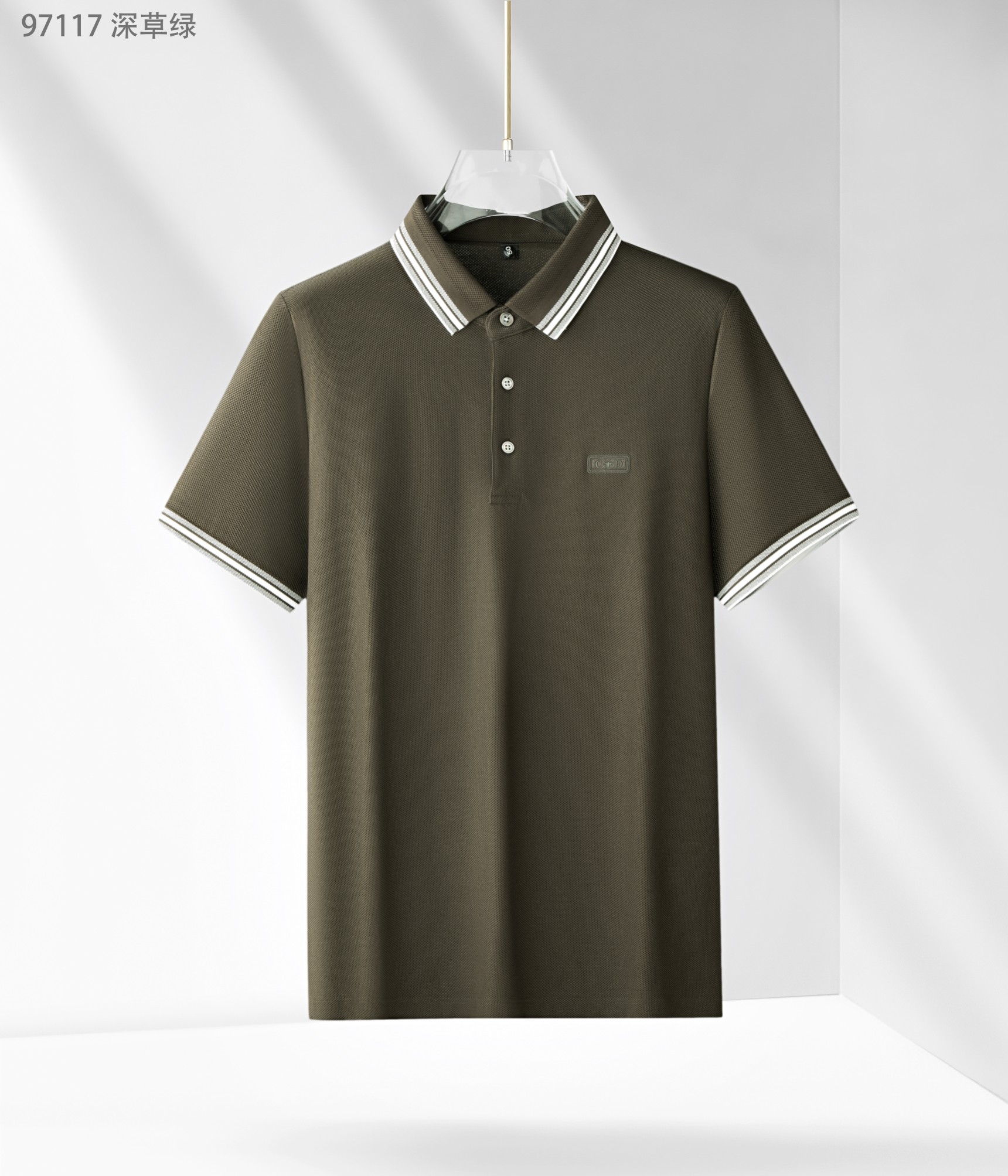 NO:136938,DIOR 25 spring and summer new product is released, long velvet cotton hexagonal beads series 97117, color black, military green, white, Tibetan orchid, size 48-58 This product is made of Xinjiang (long velvet cotton) preferred material precision hexagonal beads weave fabric. The product has various characteristics of long velvet cotton and is the natural fiber with the longest sunshine in nature. It effectively regulates the wet temperature balance on the skin surface and is comfortable to wear. The bead weave makes the tool more breathable and heat-expressing in summer. Moreover, this fabric is very textured and has a high-end taste.  Lapel business model, add fashionable classic color woven reverse collar three-pin closure, high-density flat collar, making the reverse collar not easy to deform after wearing for a long time. Business casual, can be worn alone in summer and inside in spring, showing the style of the business elite. The exquisite concave and convex logo design and the reverse collar circle color woven strip are more luxurious and atmospheric, and more casual. It is essential items for attending various formal occasions, business event banquets, and business office places.,,dior,alexander wang19860909DIOR 25春夏新品发布,长绒棉六角珠地系列97117,颜色黑色,军绿,白色,藏兰,尺码48-58 本品采用新疆（长绒棉）优选材质精密六角珠地织法而成面料,产品具有长绒棉各种特点,是自然界日照阳光时间最长的天然纤维,有效的调节皮肤表面的湿温度平衡,穿着舒适,珠地织法使具在夏季更透气排热,而且此面料非常有质感,实足外贸味道上档次. 翻领商务款,加入时尚精典色织反领三粒扣门襟,高密扁机领,使其反领久穿不易变形,商务休闲,既可夏季单穿又可春季内搭,尽显商界精英风范,前胸精致凹凸logo设计与反领圈色织条更奢华大气,更休闲,出席各种正式场合、商务活动宴请、商务办公场所必备单品.,,dior,alexander wang,Men's clothing