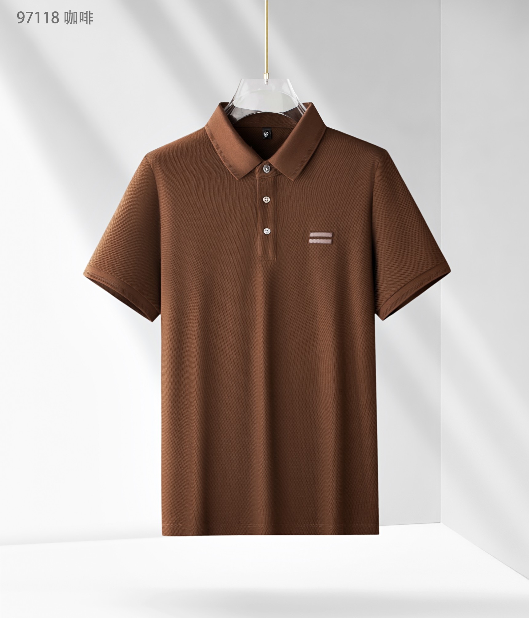 NO:136941,Jenia's new spring and summer 25th spring and summer products are released, long velvet cotton hexagonal beads series 97118, color black, brown, white, Tibetan orchid, size 48-58 This product is made of Xinjiang (long velvet cotton) preferred material precision hexagonal beads weave fabric. The product has various characteristics of long velvet cotton and is the natural fiber with the longest sunshine in nature. It effectively regulates the wet temperature balance on the skin surface and is comfortable to wear. The bead weave makes the tool more breathable and heat-expressing in summer. Moreover, this fabric is very textured and has a high-end taste in foreign trade.  Lapel business model, add a fashionable classic back collar three-pin closure, high-density flat collar, making the reverse collar not easy to deform after wearing for a long time. It can be worn alone in summer and inside in spring, showing the elite style of the business world. The exquisite concave and convex logo and the reverse collar ring hole design are more luxurious and atmospheric, and more casual. It is essential items for attending various formal occasions, business event banquets, and business office spaces.,,zegna,alexander wang19860909杰尼亚 25春夏新品发布,长绒棉六角珠地系列97118,颜色黑色,咖色,白色,藏兰,尺码48-58 本品采用新疆（长绒棉）优选材质精密六角珠地织法而成面料,产品具有长绒棉各种特点,是自然界日照阳光时间最长的天然纤维,有效的调节皮肤表面的湿温度平衡,穿着舒适,珠地织法使具在夏季更透气排热,而且此面料非常有质感,实足外贸味道上档次. 翻领商务款,加入时尚精典反领三粒扣门襟,高密扁机领,使其反领久穿不易变形,商务休闲,既可夏季单穿又可春季内搭,尽显商界精英风范,前胸精致凹凸logo与反领领圈挑孔设计更奢华大气,更休闲,出席各种正式场合、商务活动宴请、商务办公场所必备单品.,,zegna,alexander wang,Men's clothing