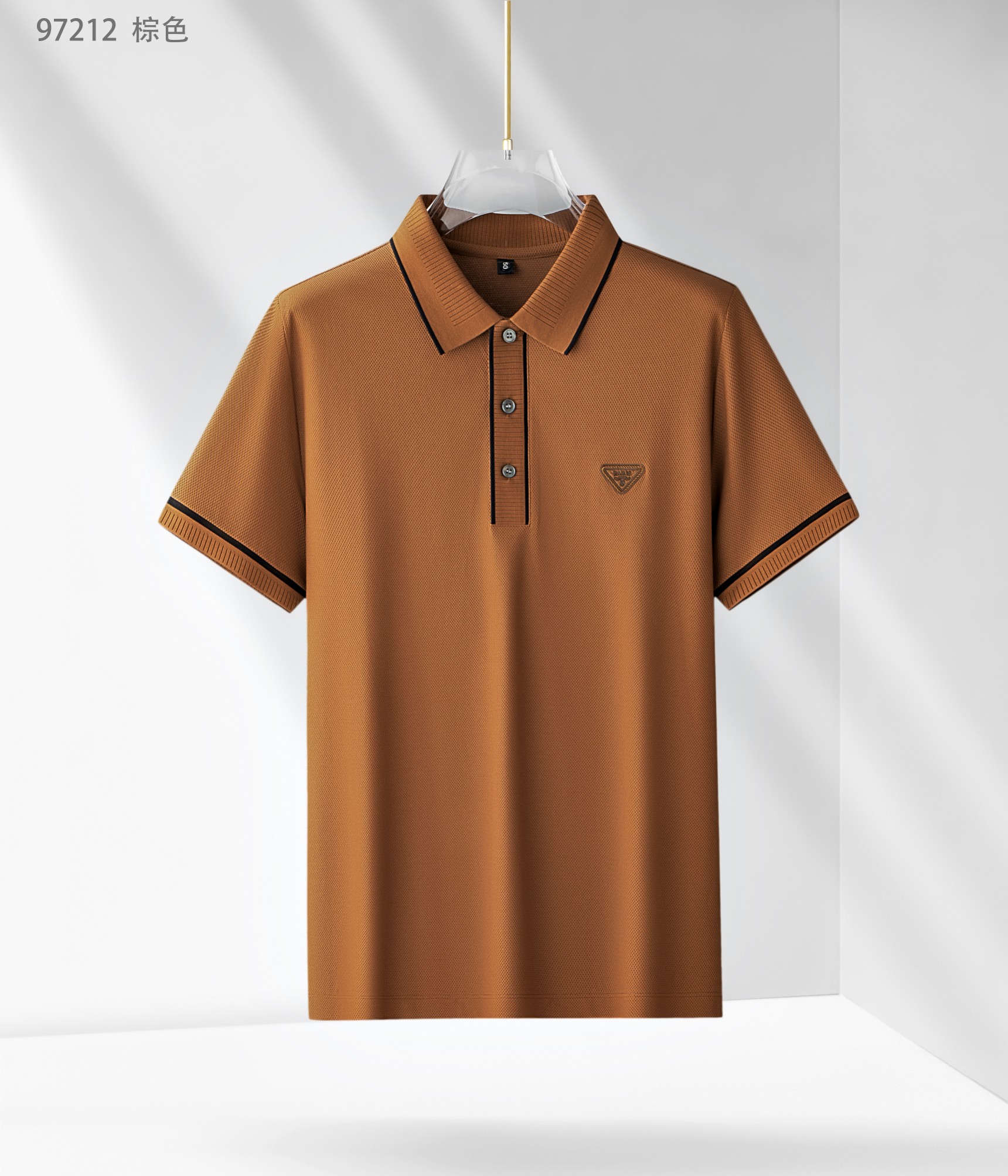 NO:136944,Prada's new spring and summer 25th spring and summer product is released, Dragon Scale Pattern Pearl Ground Series 97212, light blue, white, brown, Tibetan orchid, size 48-58 This product uses a precision blended bead weaving method of double-quality (mulberry silk) and Xinjiang (long velvet cotton) and has various characteristics of mulberry silk and long velvet cotton. Mulberry silk is a natural fiber that combines light, soft and thin in nature. Long velvet cotton is the natural fiber with the longest sunshine in nature. The two effectively adjust the wet temperature balance on the skin surface and are comfortable to wear. The pearl weaving method makes the tool more breathable and heat-expressing in summer. Moreover, this fabric is very textured and has a high-end taste in foreign trade.  Lapel business model, add a fashionable classic three-pin flat collar, making the reverse collar not easy to deform after wearing for a long time. It can be worn alone in summer and inside in spring, showing the style of the business elite. The exquisite three-dimensional concave and convex logo with cuffs and placket colored edge design is more luxurious and atmospheric and casual. It is essential for attending various formal occasions, business event banquets, and business office spaces.,,prada,alexander wang19860909普拉达 25春夏新品发布,龙鳞纹珠地系列97212,颜色浅兰,白色,咖色,藏兰,尺码48-58 本品采用（桑蚕丝）与新疆（长绒棉）双优材质精密混纺珠地织法而成面具有桑蚕丝和长绒棉各种特点,桑蚕丝是自然界集合轻,柔,细为一体的天然纤维,长绒棉是自然界日照阳光时间最长的天然纤维,两者有效的调节皮肤表面的湿温度平衡,穿着舒适,珠地织法使具在夏季更透气排热,而且此面料非常有质感,实足外贸味道上档次. 翻领商务款,加入时尚精典三粒扣扁机领,使其反领久穿不易变形,商务休闲,既可夏季单穿又可春季内搭,尽显商界精英风范,前胸精致至极的立体凹凸logo与袖口、门襟色织彩边设计更奢华大气,更休闲,出席各种正式场合、商务活动宴请、商务办公场所必备单品.,,prada,alexander wang,Men's clothing