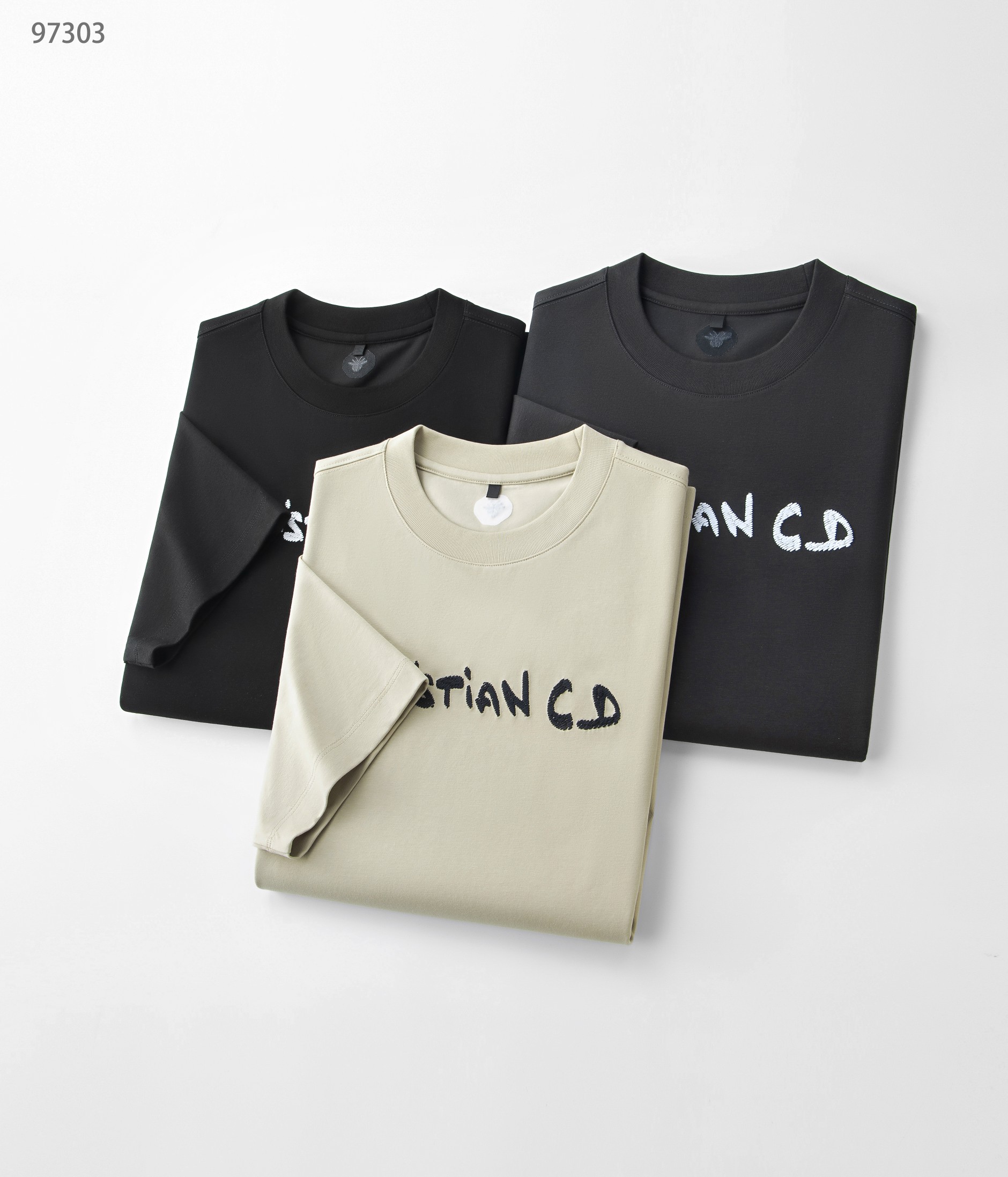 NO:161745,25 Spring and Summer (Trendy Brand Broad Edition), Long Waist Cotton Plain Wrinkle Series 97303, Color Black, Gray, Apricot Color, Size 48-58 This product is made of Xinjiang (Long Waist Cotton) preferably high-stranded cotton material plain weaving. The product has various characteristics of long-lasting cotton, and is the natural fiber with the longest sunshine in nature. It effectively adjusts the wet temperature balance on the skin surface and is comfortable to wear. The plain weaving weaving makes it more breathable and heat-exhausting in summer. Moreover, this fabric is very soft, solid for foreign trade and high-end. The round neck design is more in line with the casual style of the broad version of the trendy brand. The craftsmanship adopts national trend ethnic embroidery, which is very artistic and shows the trendy temperament. The broad version mostly solves the purchasing troubles of fat brothers. It is comfortable to wear and fashionable and casual, a must-have for spring and summer.,,alexander wang1986090925春夏（潮牌阔版）发布,长绒棉平纹系列97303,颜色黑色,灰色,杏色,尺码48-58 本品采用新疆（长绒棉）优选高支棉材料平纹织法而成面料,产品具有长绒棉各种特点,是自然界日照阳光时间最长的天然纤维,有效的调节皮肤表面的湿温度平衡,穿着舒适,平纹织法使其在夏季更透气排热,而且此面料非常柔软,实足外贸感,上档次. 圆领设计更符合阔版潮牌的休闲风格,工艺上采用了国潮民族刺绣,很有艺术气息,彰显潮流气质,阔版的版型很大部分解决了胖哥哥们的选购烦恼,穿着舒适又潮流休闲,春夏必备品.,,alexander wang,Men's clothing