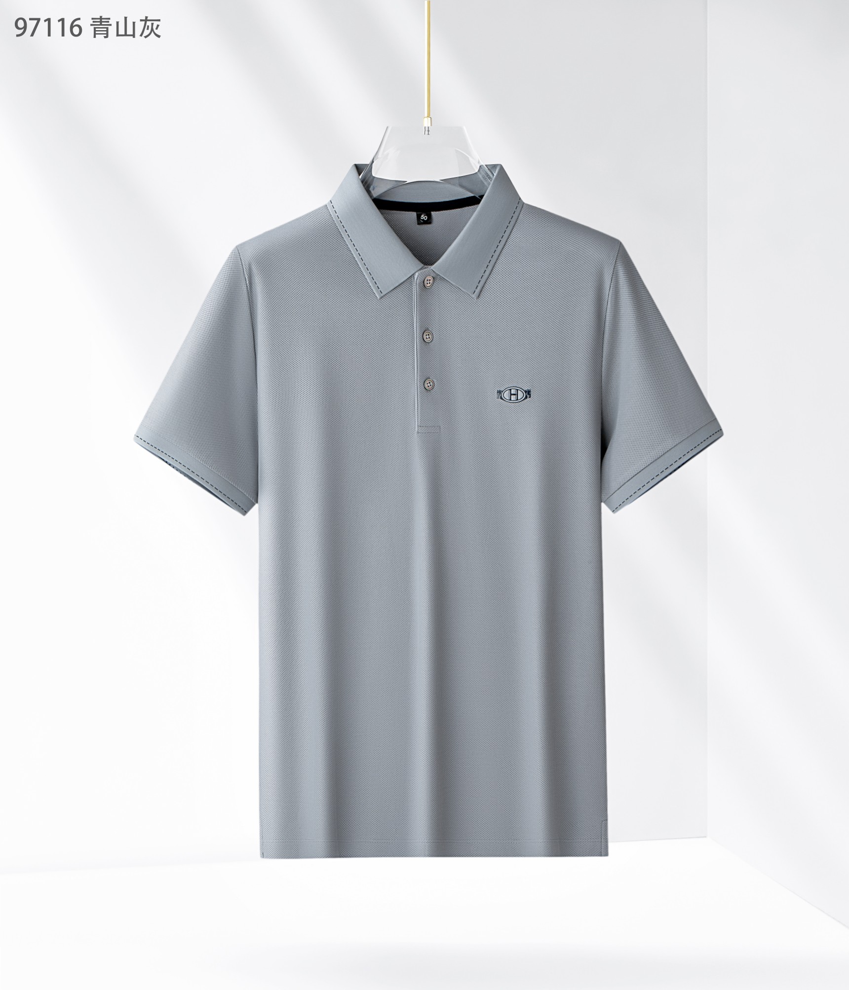 NO:136919,Hermes 25 spring and summer new product is released, long velvet cotton hexagonal beads series 97116, color black, gray, white, Tibetan orchid, size 48-58 This product is made of Xinjiang (long velvet cotton) preferred material precision hexagonal beads weave fabric. The product has various characteristics of long velvet cotton and is the natural fiber with the longest sunshine in nature. It effectively regulates the wet temperature balance on the skin surface and is comfortable to wear. The bead weave makes the tool more breathable and heat-expressing in summer. Moreover, this fabric is very textured and has a high-end taste.  Lapel business model, add a stylish three-pin button reverse collar, high-density flat collar, making the reverse collar not easy to deform after wearing for a long time. It can be worn alone in summer and inside in spring, showing the elite style of the business world. The exquisite three-dimensional concave and convex logo and inner collar ring design with an exquisite front chest is more luxurious and atmospheric and casual. It is essential items for attending various formal occasions, business event banquets, and business office spaces.,,hermes,alexander wang19860909爱马仕 25春夏新品发布,长绒棉六角珠地系列97116,颜色黑色,灰色,白色,藏兰,尺码48-58 本品采用新疆（长绒棉）优选材质精密六角珠地织法而成面料,产品具有长绒棉各种特点,是自然界日照阳光时间最长的天然纤维,有效的调节皮肤表面的湿温度平衡,穿着舒适,珠地织法使具在夏季更透气排热,而且此面料非常有质感,实足外贸味道上档次. 翻领商务款,加入时尚精典三粒扣反领门襟,高密扁机领,使其反领久穿不易变形,商务休闲,既可夏季单穿又可春季内搭,尽显商界精英风范,前胸精致至极的立体凹凸logo与内领圈设计更奢华大气,更休闲,出席各种正式场合、商务活动宴请、商务办公场所必备单品.,,hermes,alexander wang,Men's clothing