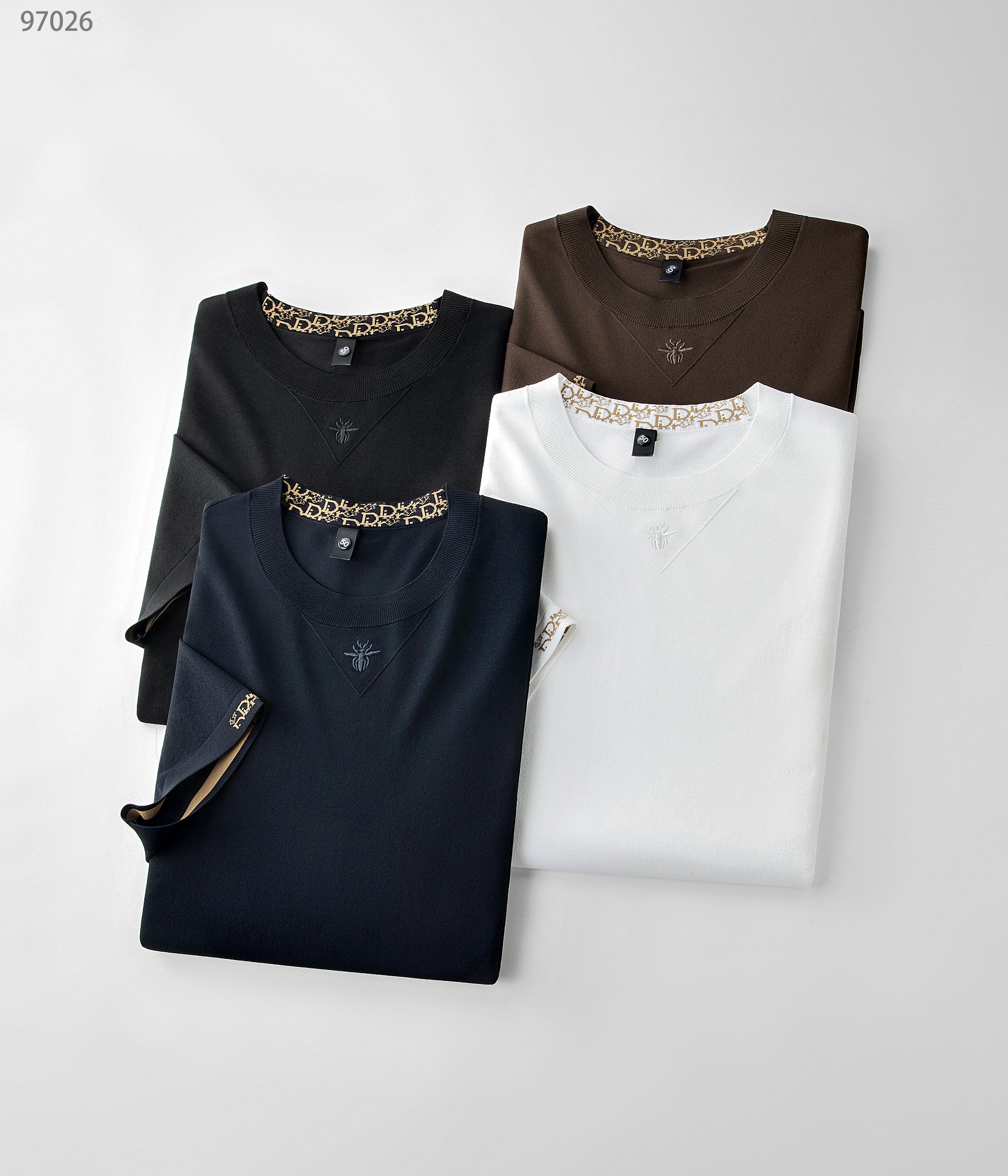 NO:161741,25 spring and summer new product, mulberry silk series 97026, color black, white, Tibetan orchid, brown, size 48-58, this product uses a fine blend of (mulberry silk) and (Laiser) double-optimal silk material. Mulberry silk is a natural fiber that combines light, soft and thin in nature. It effectively adjusts the temperature and humidity balance of the skin surface. It is known as the second skin of mankind. The combination with Laiser makes it comfortable, skin-friendly, breathable and soft, making it more classy and textured. The round neck business model, with a fashionable classic rib collar design, makes its collar ring not easy to deform after wearing for a long time, business casual, round neck design can be worn alone in summer and can be worn in spring, showing the business and leisure style. The exquisite embroidered Iogo design in the front collar is both luxurious, beautiful and atmospheric and exquisite. The contrasting colors of the inner collar are the finishing touch, a must-have item for spring and summer business casual!  ,alexander wang1986090925春夏新品,桑蚕丝系列97026,颜色黑色,白色,藏兰,咖色,尺码48-58, 本品采用（桑蚕丝）与（莱赛尔）双优丝线材质精细混纺结合而成的面料,桑蚕丝是是自然界集合轻、柔、细为一体的天然纤维,有效的调节皮肤表面的温湿度平衡,被誉为人类的第二皮肤,与莱赛尔的结合使其穿着舒适亲肤透气柔软,使其更上档次有质感. 圆领商务款,加入时尚精典罗纹领设计,使其领圈久穿不易变形,商务休闲,圆领设计既可夏季单穿又可春季内搭,尽显商务休闲风范,前领中精致的刺绣小Iogo设计,既奢华美观又大气精致,内领圈撞色此乃点睛之笔,春夏商务休闲必备单品！,,alexander wang,Men's clothing