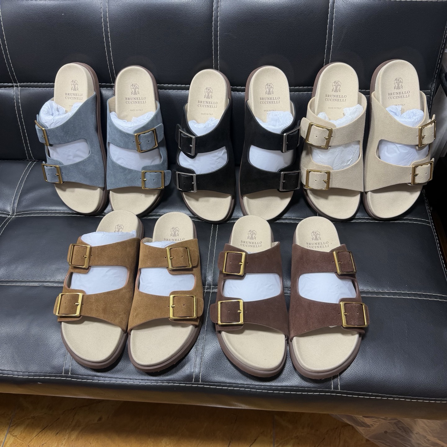 NO:830974,New Brunello Cucinelli BC men's casual sandals!  The fabric of this sandal and slipper is made of high-mercerized washed suede imported from Italy. The inner lining and insole leather are also the same grade of leather. The outer waist of the upper is inlaid with a branded electroplated distressed craft buckle. The buckle can be retracted at will, making it suitable for slimming feet!  The middle-level footbed is a 1:1 replica of the original model, which is full of three-dimensionality and skin-friendly feeling!  The lower outsole is made of high-density and elastic rubber foam material, which is wear-resistant and not easy to deform!  The surface of the outsole is surrounded by a 4mm thick PVC welt imported from Italy. The cost of this welt alone is dozens of meters!  This sandal style is a classic and will never go out of style!  The personalized logo and unique water ripple groove design on the outsole make it instantly luxurious!  Wear it so you don’t have to change your shoes this summer!  The shoe box is an original drawer-type shoe box with a shoe storage bag!  Code number 38-45,, brunello cucinelli, slippers19860909新款 Brunello Cucinelli BC男士休闲男凉拖鞋！此款凉拖鞋鞋面料采用意大利进口高丝光水洗翻毛皮,内里和鞋垫皮也是同等级皮革,鞋面外腰部位镶嵌品牌电镀做旧工艺扣带,扣带还可以随意伸缩,减肥脚廋都可以驾驭！中层脚床为原版1:1复刻私模,立体感和亲肤感十足！下层大底是高密度弹性大的橡胶发泡裁料,耐磨不易变形！大底表层周圈贴4mm厚意大利进口pvc沿条,光这种沿条成本都好几十块米了！此款凉拖鞋鞋型堪称经典,永不过时！外底上的个性logo和独特的水波纹凹槽设计,奢华度瞬间爆棚！带上它这个夏天就不用再换鞋了！鞋盒采用原版抽屉式鞋盒,配鞋履收纳袋！码数38-45,,brunello cucinelli,slippers,Men's shoes