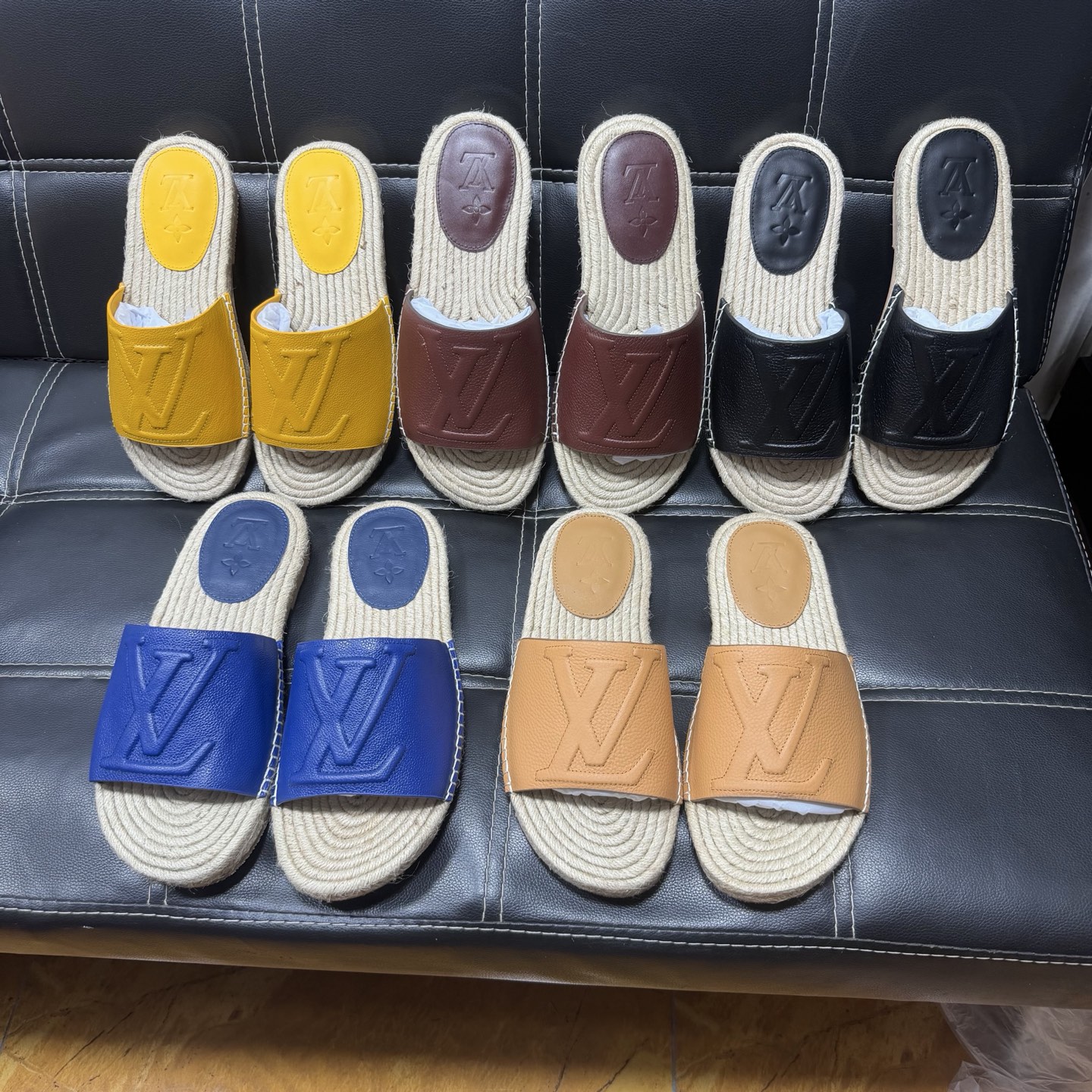 NO:830983,Top purchasing agent LV men's spring and summer slippers counter synchronization. The uppers are imported cowhide fabrics from Italy, logo graphics and high-quality craftsmanship. The original soles are specially provided by the original factory. The exclusive movable molded soles are super comfortable. Original factory follow-up goods. High quality. You can enter and leave the counter at will. Welcome to compare. Size 38-45, louis vuitton, slippers, cowhide19860909顶级代购 LV 男士春夏拖鞋专柜同步 鞋面意大利进口牛皮面料,标志图形高品质工艺,鞋底原厂特供原版底,独家活动成型底超级舒适,原厂跟单货,高品质,可随意进出专柜,欢迎对比,码数38-45,,louis vuitton,slippers,cowhide,Men's shoes