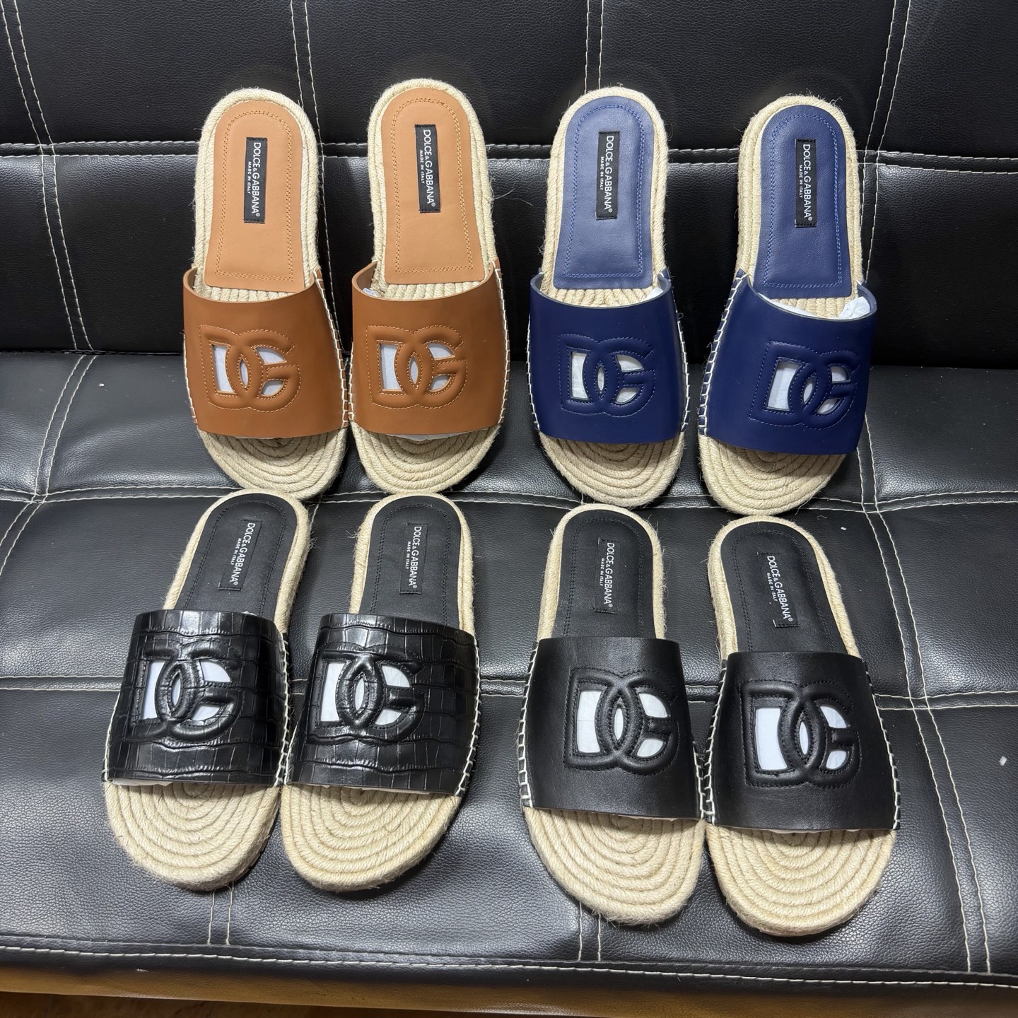 NO:830989,DG men's sandals and slippers. Show high-end style design. DG straps are embellished with aluminum DG buckles to enhance style. Paired with comfortable tonal notch soles, they can be easily matched with shorts or jeans to create a refined look. Main body is cow leather, technical fabric lining cow leather, with adjustable straps and aluminum DG buckles EVA insole  Tonal notched rubber outsole with stitching construction in sizes 38-45, sandals, slippers, shorts, jeans, cowhide19860909DG 男士凉鞋拖鞋.展现 高订风格设计.DG饰带点缀以铝质 DG搭扣提升格调.搭配舒适的同色调凹口鞋底,可与短裤或牛仔裤轻松搭配,打造精致造型.主体牛皮革,科技面料里料牛皮革,搭配可调节饰带搭配铝质 DG搭扣 EVA 内底 同色调凹口橡胶外底拼接结构码数38-45,,sandals,slippers,shorts,jeans,cowhide,Men's shoes