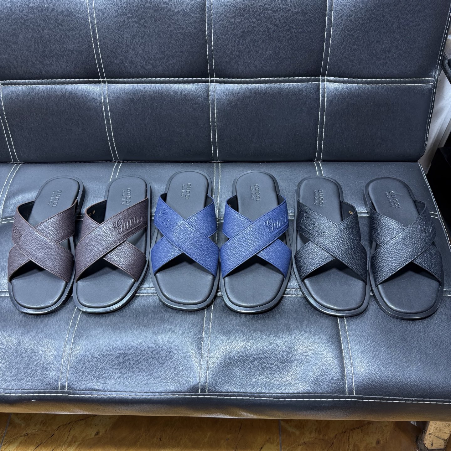 NO:955327,GUCCI Gucci slippers are coming with original non-slip and wear-resistant rubber soles!  The detail processing is very perfect and the detailed pictures are provided. It is super comfortable to watch by yourself!  Comfortable to wear without falling off your feet!  A must-have pair for everyone!  Standard code number 38-45 (38, 45 customized),, gucci, slippers19860909GUCCI古奇拖鞋来袭原版防滑耐磨橡胶大底！细节处理非常完美细节图奉上,自行观赏超舒适直拖！穿着舒适不掉脚！人手必备一双！标准码数38-45（38、45订做）,,gucci,slippers,Men's shoes