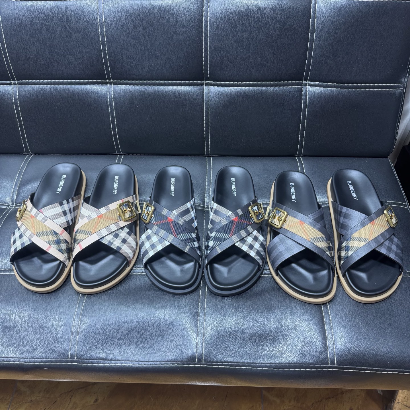 NO:955320,Bu*berry style cross-strap sandals, first-layer cowhide + metal TB logo, full texture. Available in sizes 39-44, 38/45/46 can be customized. Multiple colors to choose from. Looks great with shorts/jeans in summer. Comfortable and not scratchy, can be worn for commuting and vacation, shorts, jeans, cowhide19860909Bu*berry风交叉带凉拖 头层牛皮+金属TB标,质感拉满 39-44码现货,38/45/46可定制 多色任选,夏天搭短裤/牛仔裤都好看 舒适不磨脚,通勤度假都能穿,,shorts,jeans,cowhide,Men's shoes