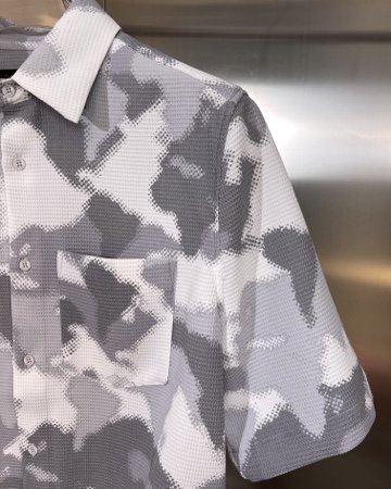 LouisVuitton驴牌LV款式:男款棉质混纺短袖衬衫shirt本款短袖衬衫为棉质混纺织入蜂巢肌理与