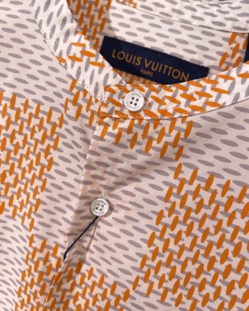 LouisVuitton驴牌LV款式男款军装衣领短袖衬衫Shirt本款短袖衬衫以摩登格调演绎品牌经典元素