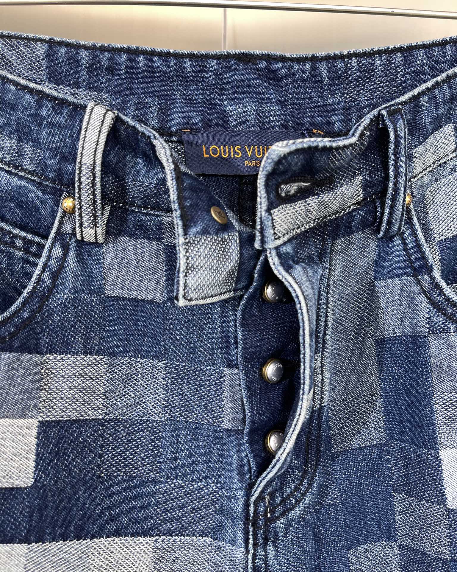 LouisVuitton驴牌LV款式男款牛仔裤jeans本款牛仔裤以提花工艺描绘2024春夏秀场的经典D