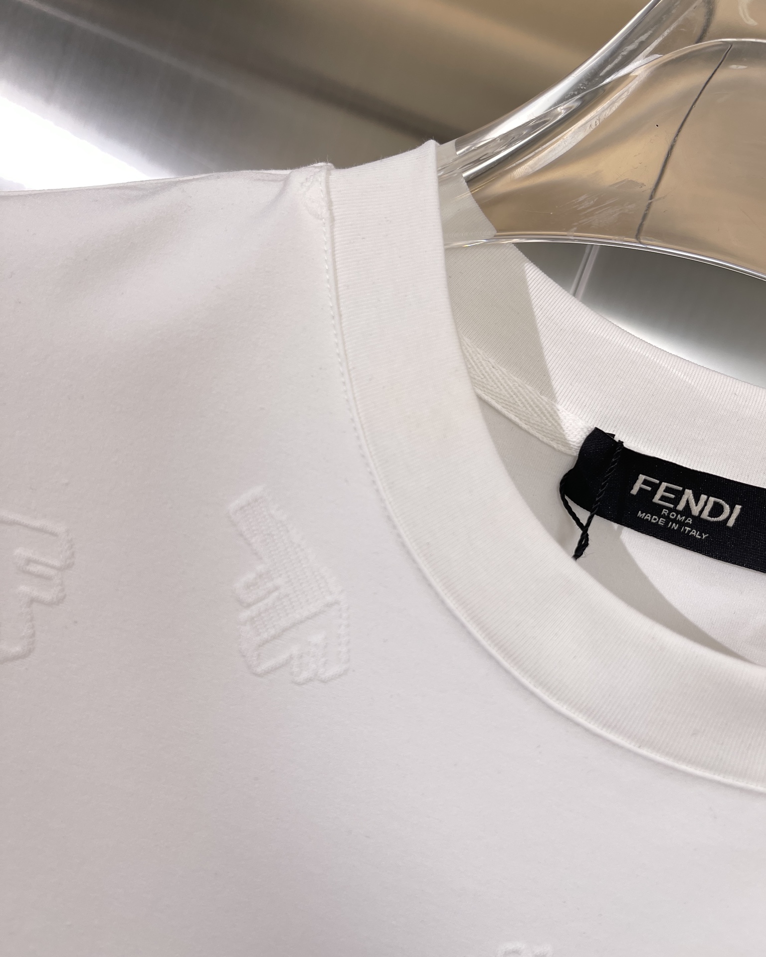 Fendi芬迪款式男款短袖T恤衫T-shirt100支双移圈提花面料全套丝光针数是目前移圈提花针数最高的