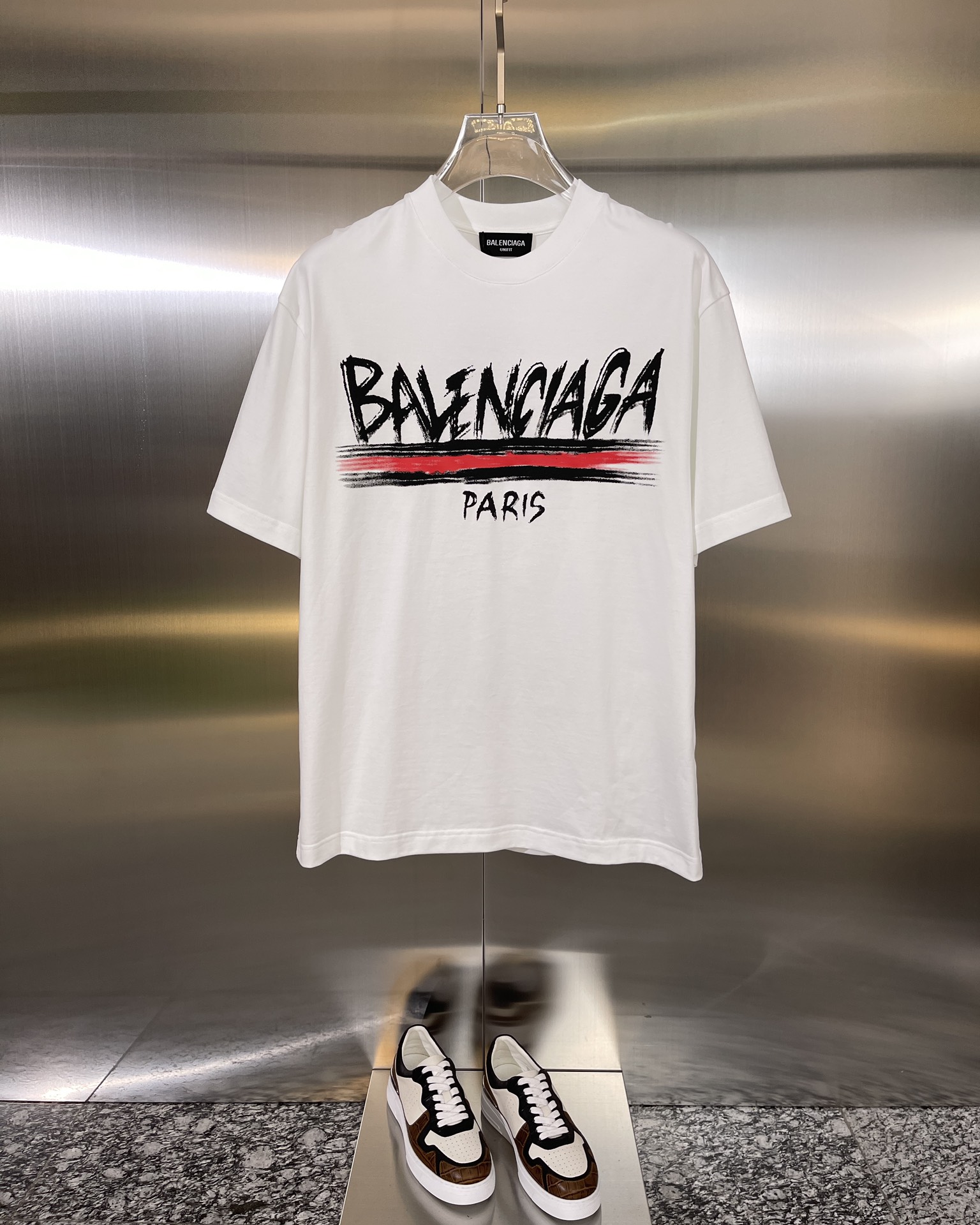 Peydjy????Balenciaga 巴黎世家（精品）\n款式：男款短袖T恤衫T-shirt\nbdeb支定制面料，帅气时尚，字母图案logo，简约百搭款。面料棉 不仅挺括，保持潮流的廓形，又穿着舒适，纱织更细腻！\nsize ：M-3XL