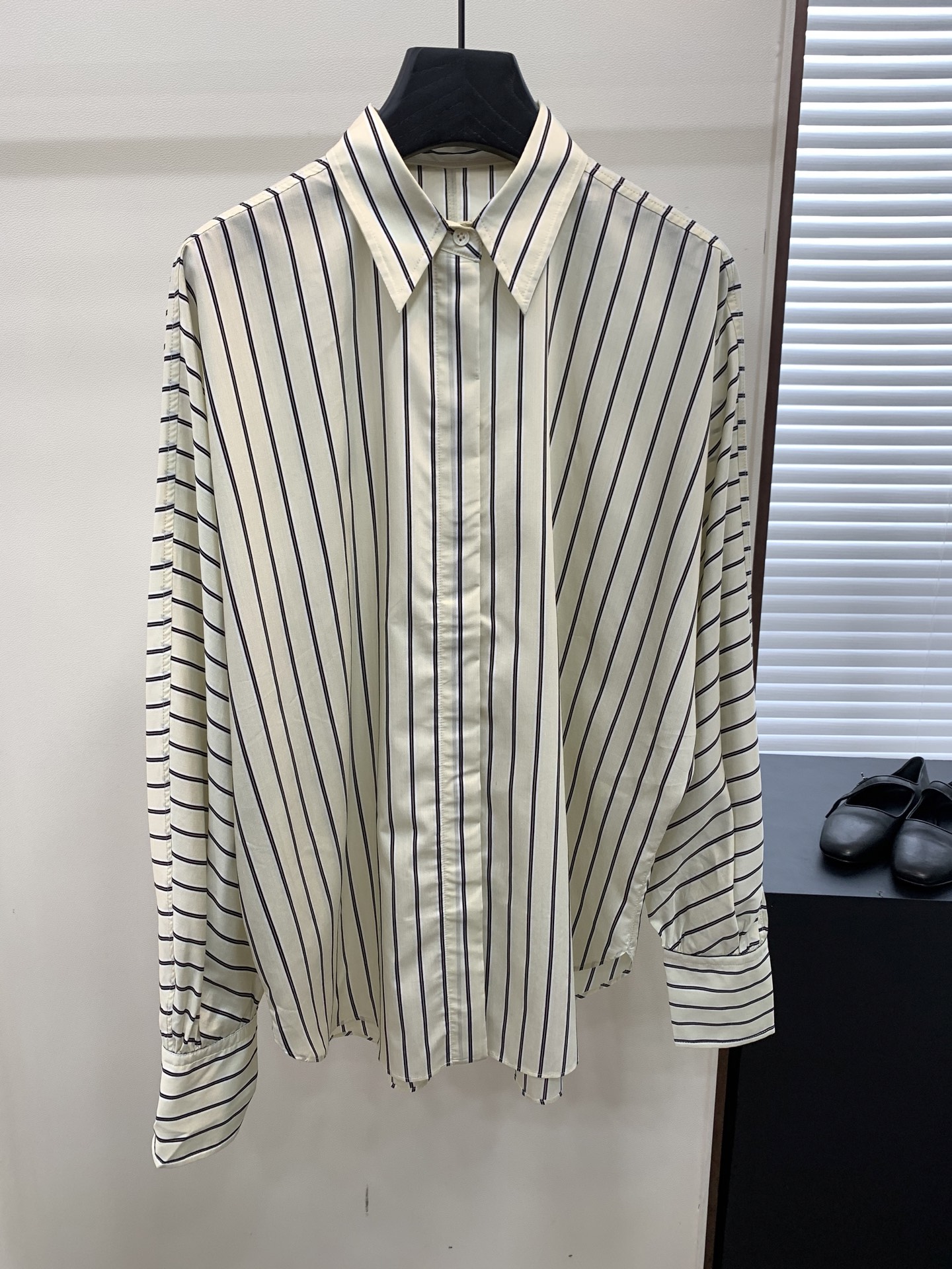 NO:441230,Uncensored monotony, classic simple version French lantern sleeve silhouette shirt visible natural slack, easy to create a casual look Breaking the conventional shirt shape Combined with a wide-shaped texture, sculpting the elegant shape of women Classic micro-fall shoulder design Make the shoulder line look straighter, improving sloping shoulders and thick shoulders High curved side hem, optimizing body proportions The middle splicing curved shape of the back middle, exquisite back seam process, exquisite details Fixed dyeing 80 high-density long velvet cotton, comfortable and skin-friendly and all seasons The fiber is soft and long, shiny and moist, and the drapes are stylish. Yarn is made with tight spinning technology, supplemented by nylon anti-wrinkle, spandex micro-stretch ready-to-wear, skin-friendly and breathable, good skin-friendly and breathable, fine and smooth feel, tight texture, durable and easy to wear, daily care  Retro-like narrow stripes allow basic shirts to wear life as a vacation, reduce the burden on the feeling, and enjoy a relaxed and comfortable fashion attitude anytime and anywhere. No style or scene restrictions, wear more, shirts, alexander wang19860909破格单调,经典简约版 法式灯笼袖廓形衬衫 看得见的自然松弛,轻松打造随性look 打破常规衬衫型格 结合挺阔出型的质地,雕塑女性优雅形态 经典的微落肩设计 令肩线更显平直,改善溜肩、厚肩 高弧形侧边下摆,优化身形比例 后中拼接弧形,精致来去缝工艺,考究细节 定染80支高密长绒棉,舒适亲肤通穿四季 纤维柔长,光泽柔润,悬垂有型 以紧密纺工艺制成纱线,再辅以锦纶的抗皱,氨纶的微弹力成衣手感细腻柔韧,亲肤透气排湿性佳手感细腻爽滑,纹理紧致经久耐穿,日常打理轻松 复古感细窄条纹,让基础衬衫兼具时装化的风格把生活穿成度假,为感观减负,随时随地享受松弛惬意的时装态度 无风格、场景限制,通适多穿,,shirts,alexander wang,Women's clothing