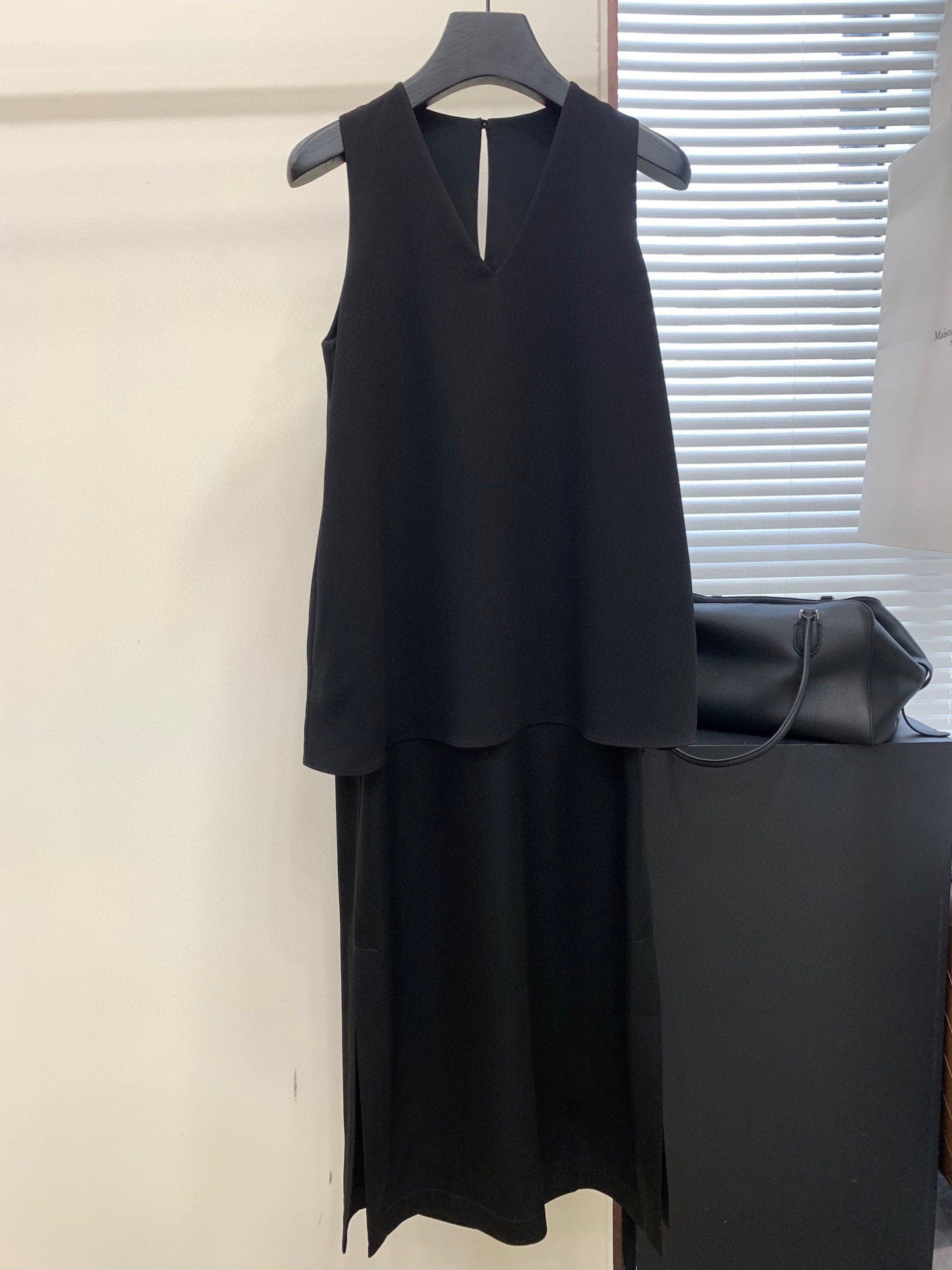 NO:441207,Sleeveless acetic acid dress. A-shaped dress with a hidden meat A-swing vest skirt, A-shaped design, the hem is naturally opened and has a certain sense of space. The sleeveless design makes the skin moderately exposed, which is more visually light and elegant. The back collar is equipped with buttons and buttons, which are convenient to put on and off, and are beautiful and stylish. The pockets on both sides are hidden on the side seams, which are minimalist and high-end, convenient to store, and practical and beautiful. Acetic acid and polyester fiber blended fabric. The outer fabric surface presents delicate and delicate patterns. The twist of the yarn makes the fabric feel comfortable. The inner fabric surface is smooth and even, and is shiny, like satin. It is full of drooping, straight but not hard, light but not floating, and has a double texture of casual and elegant. It is not satisfied with the basic fake layered dress. The outer layer length is short, creating a sense of layering. The effect is fit and not dragged, meeting the versatile slimming needs.,,skirts,silk  fabric,alexander wang19860909无袖醋酸连衣裙 藏肉A摆背心裙,A字设计,衣摆自然张开有一定的空间感 无袖设计让肌肤适度露出 视觉上更为轻盈优雅. 后领设有纽扣和扣袢,穿脱便捷,美观有型. 两侧口袋隐藏在侧缝线上,极简高级,置物便利,实用美观 醋酸与聚酯纤维混纺面料 外层布面呈现精致细腻的纹路 纱线的捻度使面料带有舒爽感. 内侧布面表面光滑匀整 富有光泽,仿若绸缎. 垂性十足,挺而不硬,轻而不飘,休闲与优雅双重质感.不满足于基础款的假叠穿连衣裙,外层长度偏短,营造层次感. 效果合身不拖沓,满足百搭显瘦需求.,,skirts,silk fabric,alexander wang,Women's clothing