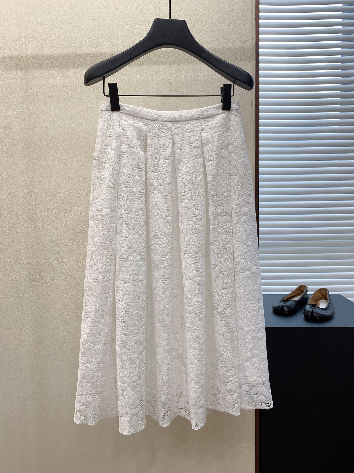 NO:441219,Customized three-dimensional lace has strong three-dimensional feeling, transparent and light texture, soft and smooth touch, and the custom fabric has very good stability and is not easy to deform. 3 cm narrow waist design, YKK invisible zipper on the left is easy to put on and take off, and the waist pleated design is also very friendly to the inclusiveness of the figure. There are side socket pockets on both sides, original 1:1 custom lace fabric, high-quality, excellent material, small petticoat inside, the whole piece is exquisite in heavy work, and has a romantic casual atmosphere.,, skirts, alexander wang19860909定制立体蕾丝 立体感强,质感通透轻盈,触感柔软光滑,定制面料的稳定性非常好且不易变形. 3公分窄腰设计,左侧YKK隐形拉链 穿脱方便, 腰部收褶设计对身材的包容性也非常友好 两侧设有侧插口袋,原1:1定制蕾丝面料 优质品质 优良材质,内里配小衬裙 整件重工精致,又具有浪漫的休闲氛围.,,skirts,alexander wang,Women's clothing