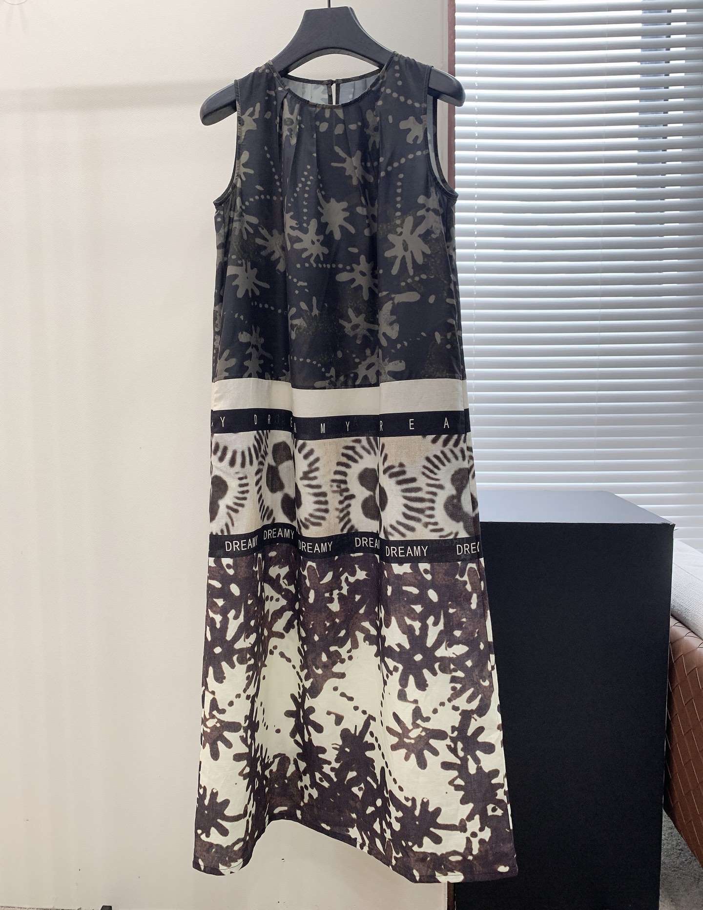 NO:441225,DAZZL* colored silhouette flower splicing dress. A-line style is integrated with cotton-linen blend fabric. The vertical cut and repeated adjustments are loose and smooth, which can shape the body very well. The round neck design is different from the conventional neckline and the pleats on the chest. After repeated adjustments, it fits the human body curve and easily shows the beautiful swan neck. The curved cuffs are exquisite in shape, and can handle all kinds of shoulders, making the arms look longer. At the same time, it cleverly wraps the side breasts, covering the flesh to make it look thinner, and it is refreshing and comfortable to wear in summer. The body is also wide-minded, with a large pleat on the hem and a high waistline design, which is used to lengthen the leg proportions. The umbrella-shaped skirt is elegant and charming, and it is impossible not to be refined. It spreads naturally, and the dynamic is like agile wave. Every step is full of story. The skirt is as long as the ankles, and the hips are well-contained.  The hem is extended into an A-shaped character, making it easier to walk without any worries. It can be easily worn without picking on the figure, and create a fashionable and retro look immediately.,,skirts,alexander wang19860909DAZZL*彩色剪影花朵拼接连衣裙 A字版型融合棉麻混纺面料 立裁加反复调整, 松弛有致,能把身形塑造的很代秀. 圆领的设计,不同于常规的领口,胸前褶皱设计 经反复调整,贴合人体曲线,轻松展现优美的天鹅颈. 弧形袖口,造型考究, 各种肩型都能驾驭,更显手臂纤长,同时巧妙包裹副乳,遮肉显瘦,夏季穿着清爽舒适. 衣身也是宽绰的, 下摆做了chao大的褶量, 高腰线的设计,用来拉长腿部比例,伞状的裙摆优雅动人,想不精致都不可能. 自然散开,动态宛若灵动波浪,每一步都充满了故事感, 裙长及脚踝上,臀腿都被包容的很好. 下摆加延展成A字,行走时更加顺畅无阴碍 可轻松穿着不挑身材,即刻打造时髦复古造型.,,skirts,alexander wang,Women's clothing