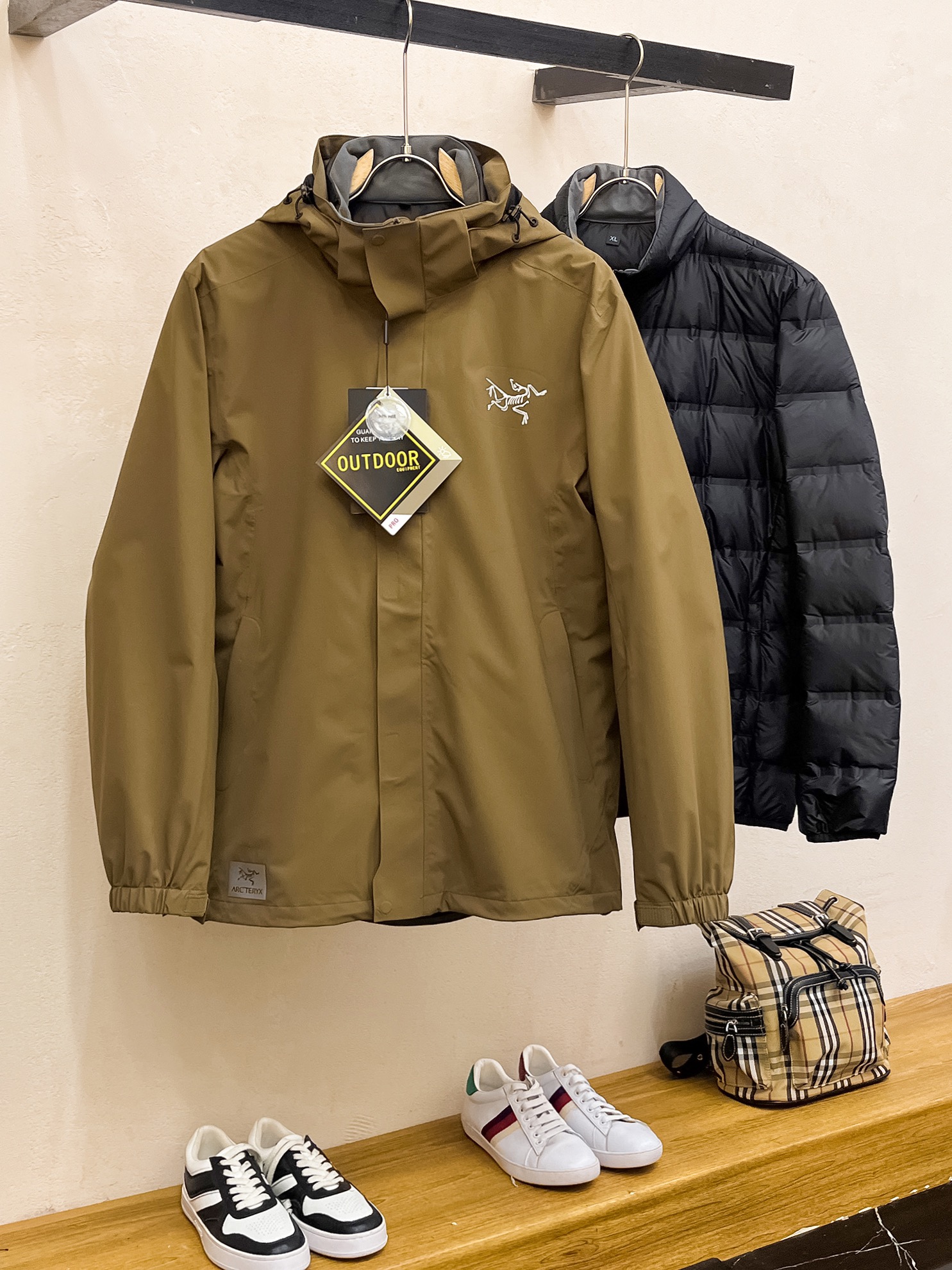 NO:621972,The highest version of the new product [Archa'teryx], three-in-one functional outdoor performance, windproof, rainproof, 90 velvet, ARCTERYX Arc'teryx hard-shell top-grade heat-sealed version of the jacket, self-purchased ZP pattern making, all data, accessories, full set of accessories customized, whole garment, YKK two-way zippers under the arms, all hardware molded and customized, tag book description analysis, multi-joint water washing.  This jacket has a simple and versatile design that provides the performance required in alpine environments. It is thin and wear-resistant, windproof, waterproof and breathable, making it suitable for a variety of activities. The helmet-compatible S hood provides good protection without affecting vision, zippered hand pockets for easy access to items, zippers under the arms for quick ventilation, and a spliced design for freedom of movement. Multi-purpose garment suitable for a variety of activities and environments. Lightweight High-performance, simple design, lightweight and wear-resistant.  GORE-TEX waterproof, windproof, breathable fabric provides multi-faceted protection. Traditional accordion cross-reverse entry alpine pocket set high, VISLON center front zipper, adjustable Velcro cuff tabs, ZiP-in compatible with yardage L-4xl, arc'teryx, jackets & coats, hats, alexander wang19860909新品最高版本【始祖鸟】 三合一功能性户外性能 防风,防雨,90绒,ARCTERYX 始祖鸟硬壳顶级 热封版本冲锋衣 自购ZP打版 所有数据 辅料 全套辅料定制 整衣 腋下YKK双向拉链,五金全部开模定制,吊牌书说明解析 ,多联水洗. 这款夹克设计简洁而通用,可提供高山环境所需的性能,轻薄而耐磨,防风、防水且透气,适合多种活动穿着. 头盔兼容S兜帽防护良好且不影响视线,插手口袋设有拉链,便于取放物品,腋下拉链便于快速通风,拼接设计使活动自如. 多用途服装适用于多种活动和环境. 轻量 高性能的简约设计,轻量而耐磨. GORE-TEX防水、防风、透气面料可提供多面防护. 传统风琴交叉反向进入高山口袋设置在高位,VISLON中央正面拉链,可调节Velcro袖口魔术贴标签,兼容ZiP-in 码数 L-4xl,arc'teryx,jackets & coats,hats,alexander wang,Men's clothing
