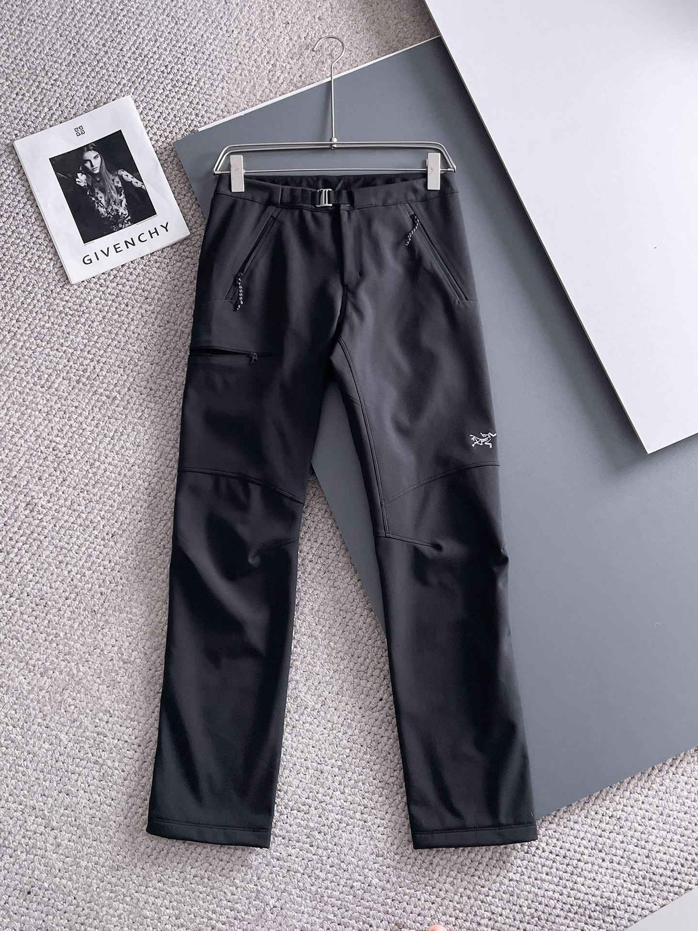 NO:525186,ARC’TERYX —Archaeau Bird Outdoor Windproof Warm Breathable Winter Men’s Soft Shell Pants!  Seamless design, plush, high-heat bird home outdoor functional wind 3D three-dimensional slim fitting, high-definition outdoor functional fabric, huge warmth! The cloth surface is very solid! The tear resistance is very strong! The comfort is really nothing to say. Men's soft shell trousers Lightweight and wear-resistant soft shell trousers, these trousers are deeply influenced by climbing DNA. As one of the trousers for hiking and backpacking, it has a variety of functions and can always adapt to your changing needs. The durable soft shell fabric is windproof, water-proof, and can be lightly warm. The elastic fabric is matched with splicing and tailoring technology, so you can move freely. The number of codes M-3xl,,jil sanderarc'teryx, backpacks, alexander wang19860909ARC‘TERYX —始祖鸟户外防风保暖透气冬季男士软壳裤！无缝设计 加绒 高热度鸟家户外机能风3D立体修身裁剪,高定户外机能面料 巨保暖!布面非常扎实!抗撕裂效果很强悍!舒适感真心没话说 男子软壳长裤 轻量、耐磨的软壳长裤, 这款裤子深受攀登DNA影响, 作为徒步和背包旅行的裤装之一,具有多样功能,总能适应你不断变化的需求.耐用的软壳面料防风、防泼水、可轻度保暖.弹力面料搭配拼接剪裁工艺,让你活动自如, 码数M-3xl,,jil sanderarc'teryx,backpacks,alexander wang,Men's clothing