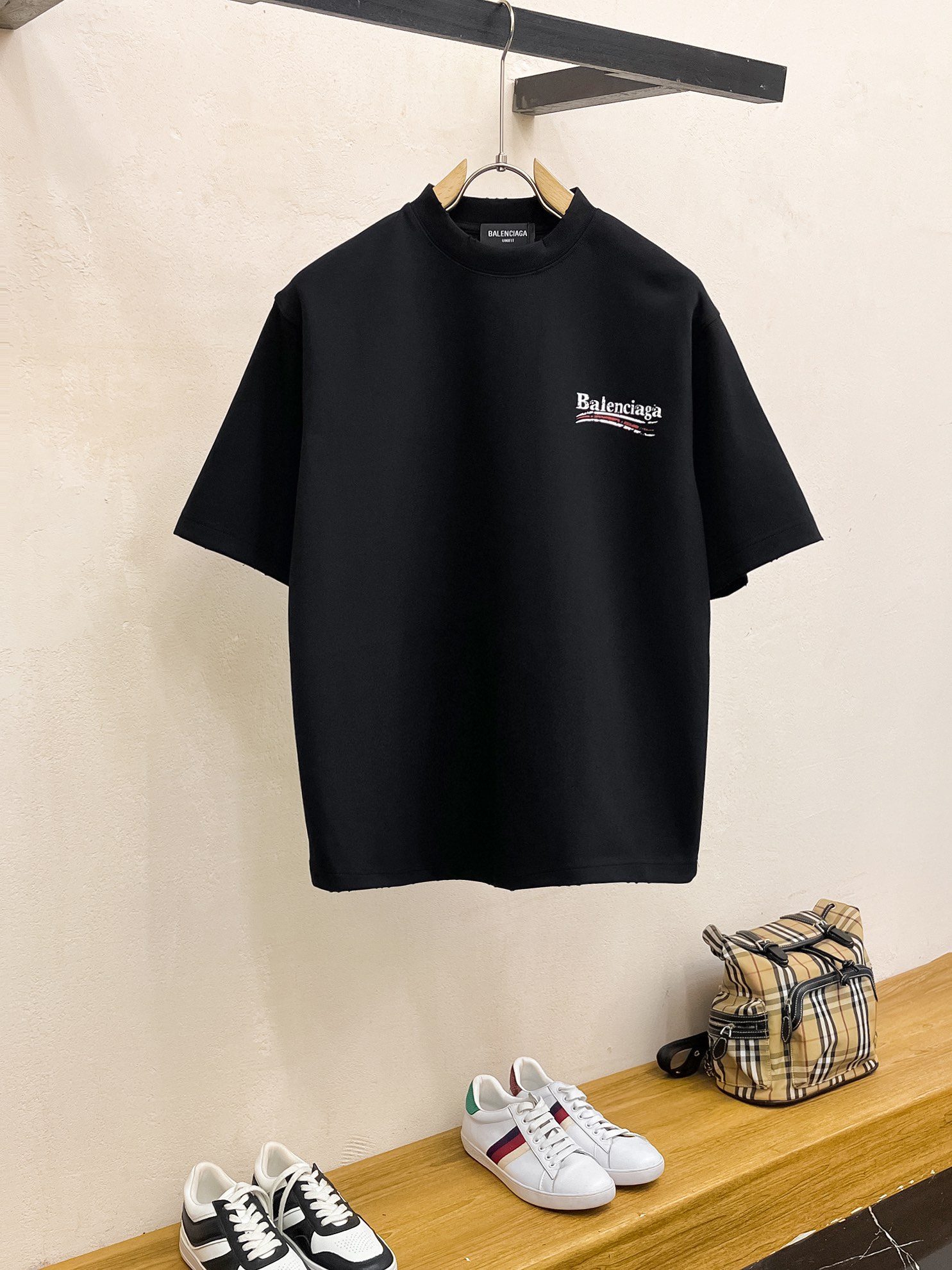 NO:121862,Parisian autumn and winter new thickened original single men's casual base short-sleeved T-shirt!  High-end customization, high-end version, fashionable and versatile, loose version, original imported 420g double-strand pure cotton fabric, threaded cuffs, neckline hem, super soft and delicate, skin-friendly and comfortable to wear, high-end boutique, OEM, fine-made top body, very good, men's essential items, three-standard size M-2XL maximum size can be worn about 200 catties,,balenciaga,T-shirt,tees,t-shirt,alexander wang19860909巴黎家秋冬新款加厚原单男士休闲打底短袖T恤！高端定制 高版本 时尚百搭爆款宽松版型原版进口420克双股纯棉面料 螺纹袖口.领口衣摆 手感超柔软细腻 穿着亲肤舒适 高端精品 代工厂精细做上身非常赞 男士必备单品 三标齐全 尺码M-2XL最大码可穿200斤左右,,balenciaga,T-shirt,tees，t-shirt,alexander wang,Men's clothing