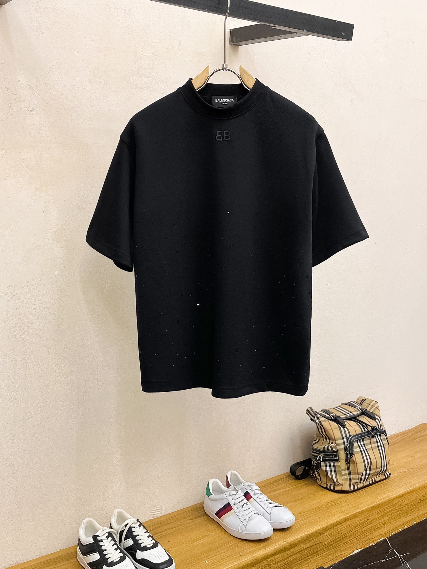 NO:121849,Parisian autumn and winter new thickened original single men's casual base short-sleeved T-shirt!  High-end customization, high-end version, fashionable and versatile, loose version, original imported 420g double-strand pure cotton fabric, threaded cuffs, neckline hem, super soft and delicate, skin-friendly and comfortable to wear, high-end boutique, OEM, fine-made top body, very good, men's essential items, three-standard size M-2XL maximum size can be worn about 200 catties,,balenciaga,T-shirt,tees,t-shirt,alexander wang19860909巴黎家秋冬新款加厚原单男士休闲打底短袖T恤！高端定制 高版本 时尚百搭爆款宽松版型原版进口420克双股纯棉面料 螺纹袖口.领口衣摆 手感超柔软细腻 穿着亲肤舒适 高端精品 代工厂精细做上身非常赞 男士必备单品 三标齐全 尺码M-2XL最大码可穿200斤左右,,balenciaga,T-shirt,tees，t-shirt,alexander wang,Men's clothing