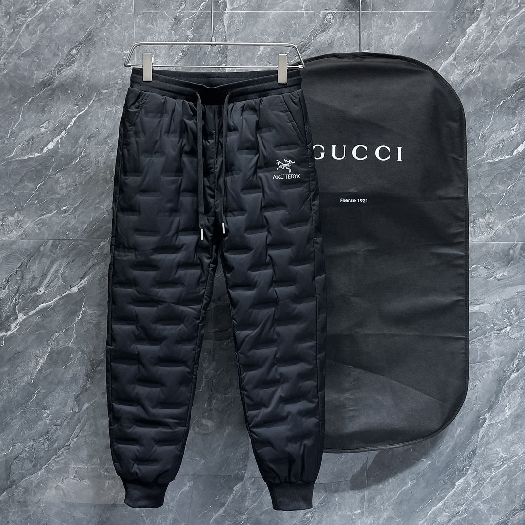 NO:594764,Archaeopteryx down pants are leather-based, warm and thickened in autumn and winter to keep out the cold. They are of aristocratic origin!  The 90% goose down design makes people feel relaxed and happy. It is crafted with ingenuity. The fabric is made of smooth polyester fiber with strong luster. The inner layer is filled with imported down, making the upper body lighter and warmer. It is fashionable and compatible with warmth!  The details and materials used are very exquisite, showing the designer's extreme care in making it. It is more like a handicraft. The overall shape is great, and the high-end size is M-4xl, arc'teryx, down jacket, alexander wang19860909始祖鸟 羽绒裤贴皮秋冬保暖加厚御寒 贵族血统！90鹅绒设计让人心旷神怡 匠心打造,面料选用爽滑聚酯纤维 面料,光泽感强,内层填充了进口羽绒,上身更加轻盈保暖,时尚保暖兼容！细节用料都非常考究,显示了设计 师极致的用心制作,更像是一件工艺品,整体版型很赞,高端比入尺码M-4xl,arc'teryx,down jacket,alexander wang,Men's clothing