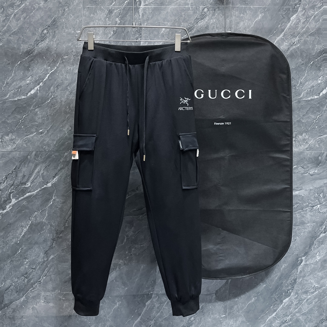 NO:594767,Archaeopteryx down pants are leather-based, warm and thickened in autumn and winter to keep out the cold. They are of aristocratic origin!  The 90% goose down design makes people feel relaxed and happy. It is crafted with ingenuity. The fabric is made of smooth polyester fiber with strong luster. The inner layer is filled with imported down, making the upper body lighter and warmer. It is fashionable and compatible with warmth!  The details and materials used are very exquisite, showing the designer's extreme care in making it. It is more like a handicraft. The overall shape is great, and the high-end size is M-4xl, arc'teryx, down jacket, alexander wang19860909始祖鸟 羽绒裤贴皮秋冬保暖加厚御寒 贵族血统！90鹅绒设计让人心旷神怡 匠心打造,面料选用爽滑聚酯纤维 面料,光泽感强,内层填充了进口羽绒,上身更加轻盈保暖,时尚保暖兼容！细节用料都非常考究,显示了设计 师极致的用心制作,更像是一件工艺品,整体版型很赞,高端比入尺码M-4xl,arc'teryx,down jacket,alexander wang,Men's clothing