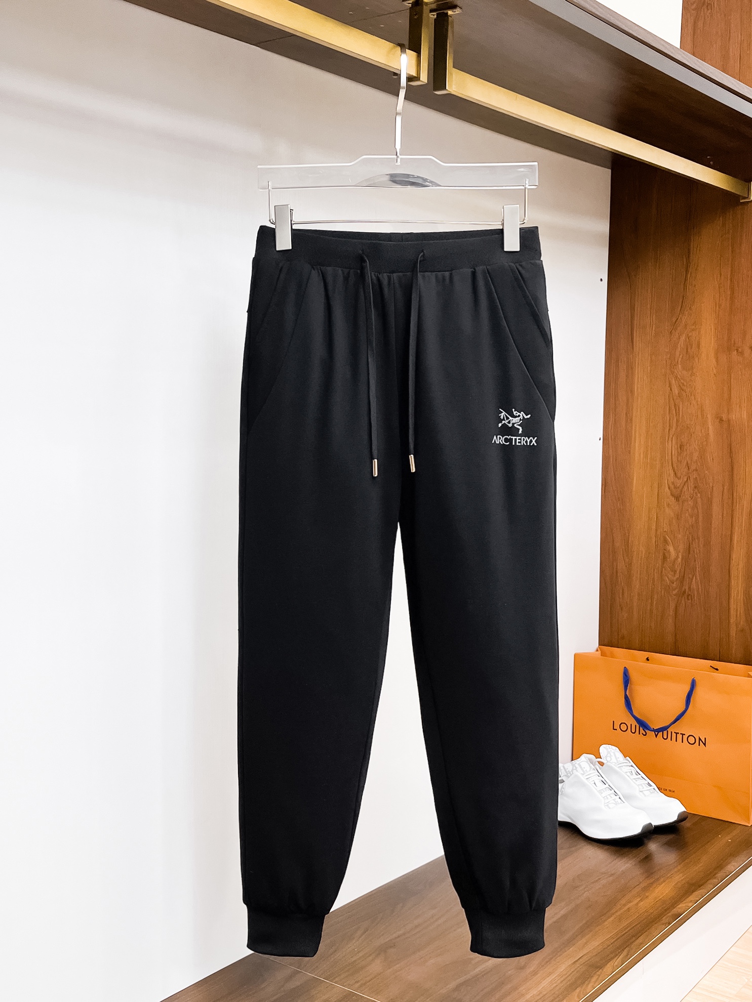 NO:594770,Archaeopteryx down pants are leather-based, warm and thickened in autumn and winter to keep out the cold. They are of aristocratic origin!  The 90% goose down design makes people feel relaxed and happy. It is crafted with ingenuity. The fabric is made of smooth polyester fiber with strong luster. The inner layer is filled with imported down, making the upper body lighter and warmer. It is fashionable and compatible with warmth!  The details and materials used are very exquisite, showing the designer's extreme care in making it. It is more like a handicraft. The overall shape is great, and the high-end size is M-4xl, arc'teryx, down jacket, alexander wang19860909始祖鸟 羽绒裤贴皮秋冬保暖加厚御寒 贵族血统！90鹅绒设计让人心旷神怡 匠心打造,面料选用爽滑聚酯纤维 面料,光泽感强,内层填充了进口羽绒,上身更加轻盈保暖,时尚保暖兼容！细节用料都非常考究,显示了设计 师极致的用心制作,更像是一件工艺品,整体版型很赞,高端比入尺码M-4xl,arc'teryx,down jacket,alexander wang,Men's clothing