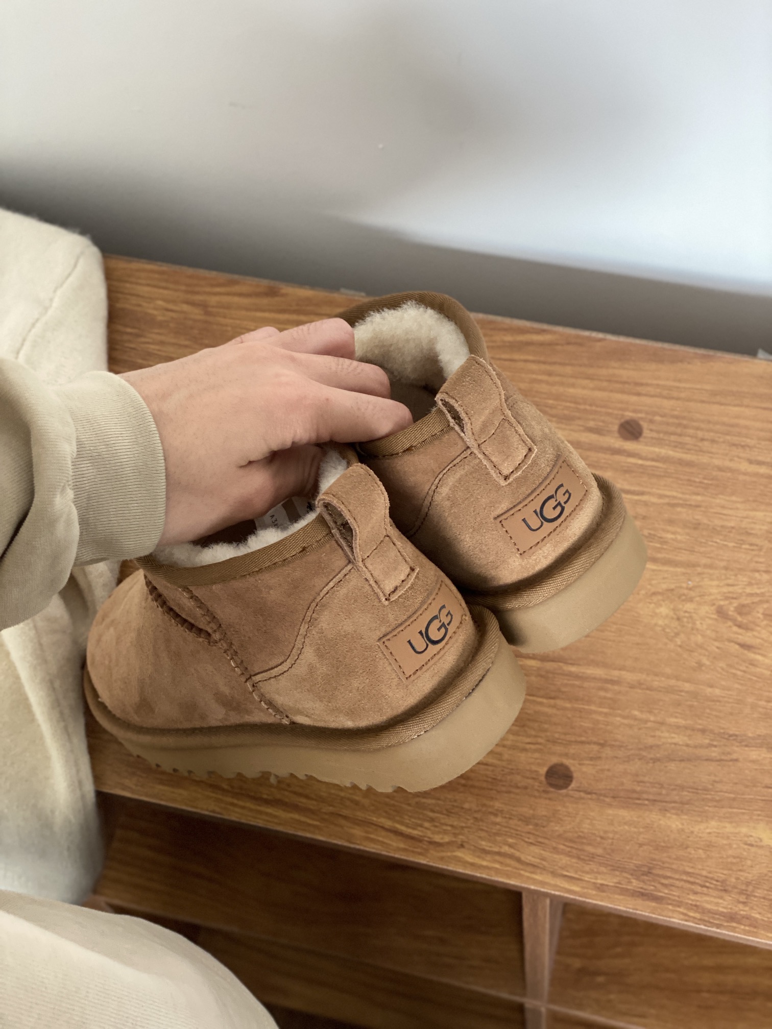 细节图
.
.
.
.
🔥双11预热特惠🔥CX专供 独家纯原
【UGG】原××
周冬雨mini   薄底  6109
🔥周冬雨同款〰️𝐔𝐆𝐆高端代购级别❗️2022秋冬经典皮毛一体mini短靴舒适短筒〰️1116109 区别传统靴子 鞋口别致设计 mini小巧、
栗色。
码数35-40