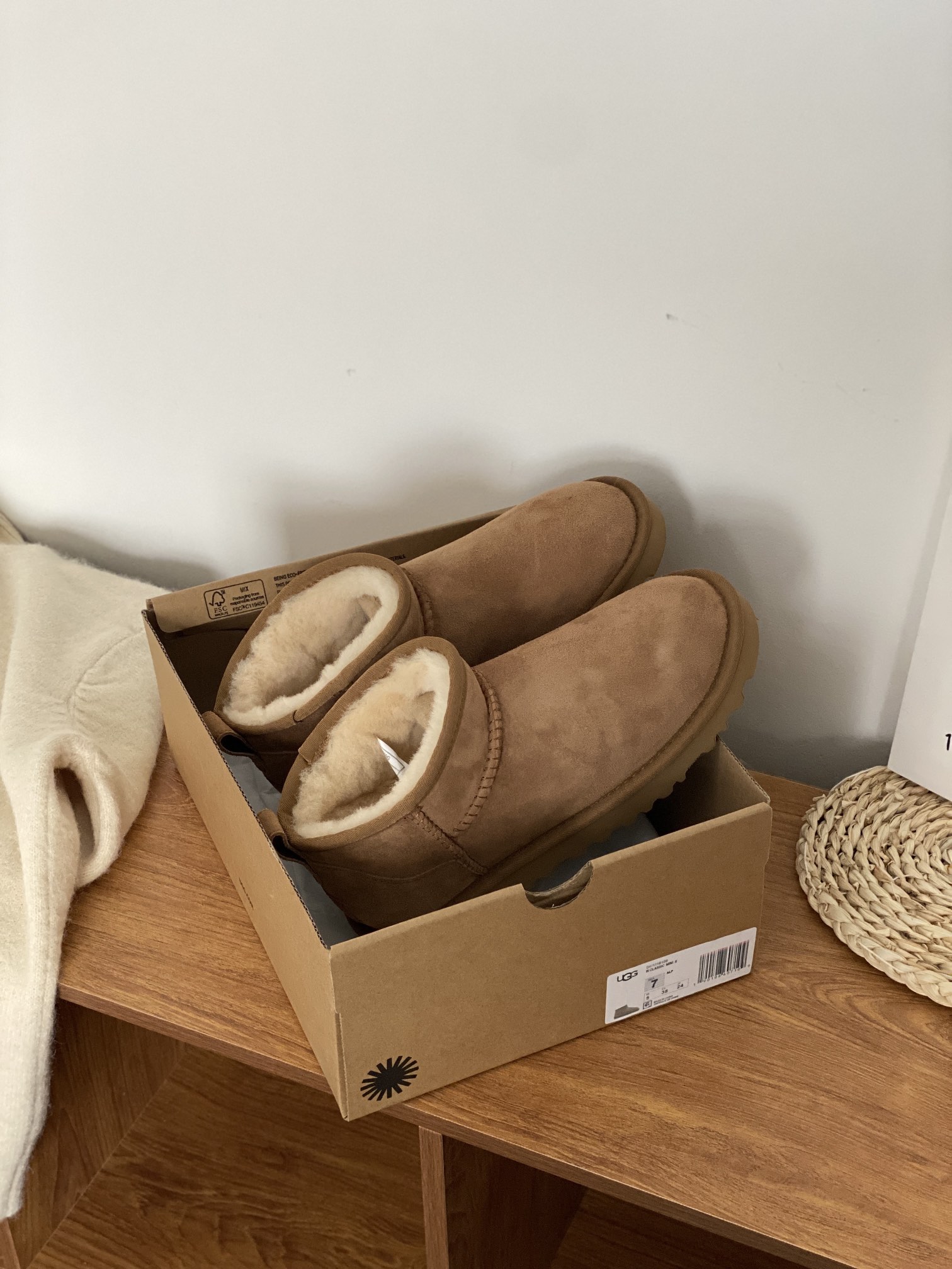 细节图
.
.
.
.
🔥双11预热特惠🔥CX专供 独家纯原
【UGG】原××
周冬雨mini   薄底  6109
🔥周冬雨同款〰️𝐔𝐆𝐆高端代购级别❗️2022秋冬经典皮毛一体mini短靴舒适短筒〰️1116109 区别传统靴子 鞋口别致设计 mini小巧、
栗色。
码数35-40