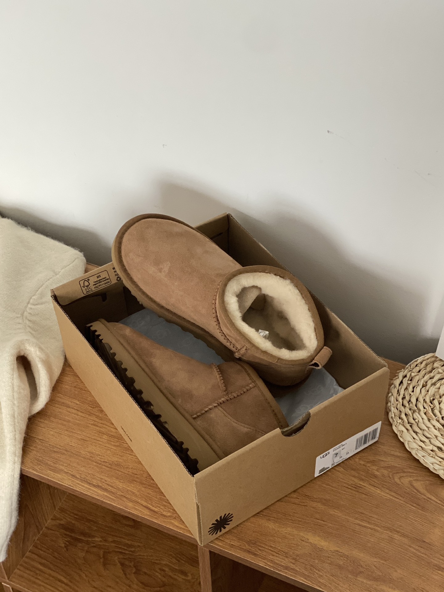 细节图
.
.
.
.
🔥双11预热特惠🔥CX专供 独家纯原
【UGG】原××
周冬雨mini   薄底  6109
🔥周冬雨同款〰️𝐔𝐆𝐆高端代购级别❗️2022秋冬经典皮毛一体mini短靴舒适短筒〰️1116109 区别传统靴子 鞋口别致设计 mini小巧、
栗色。
码数35-40