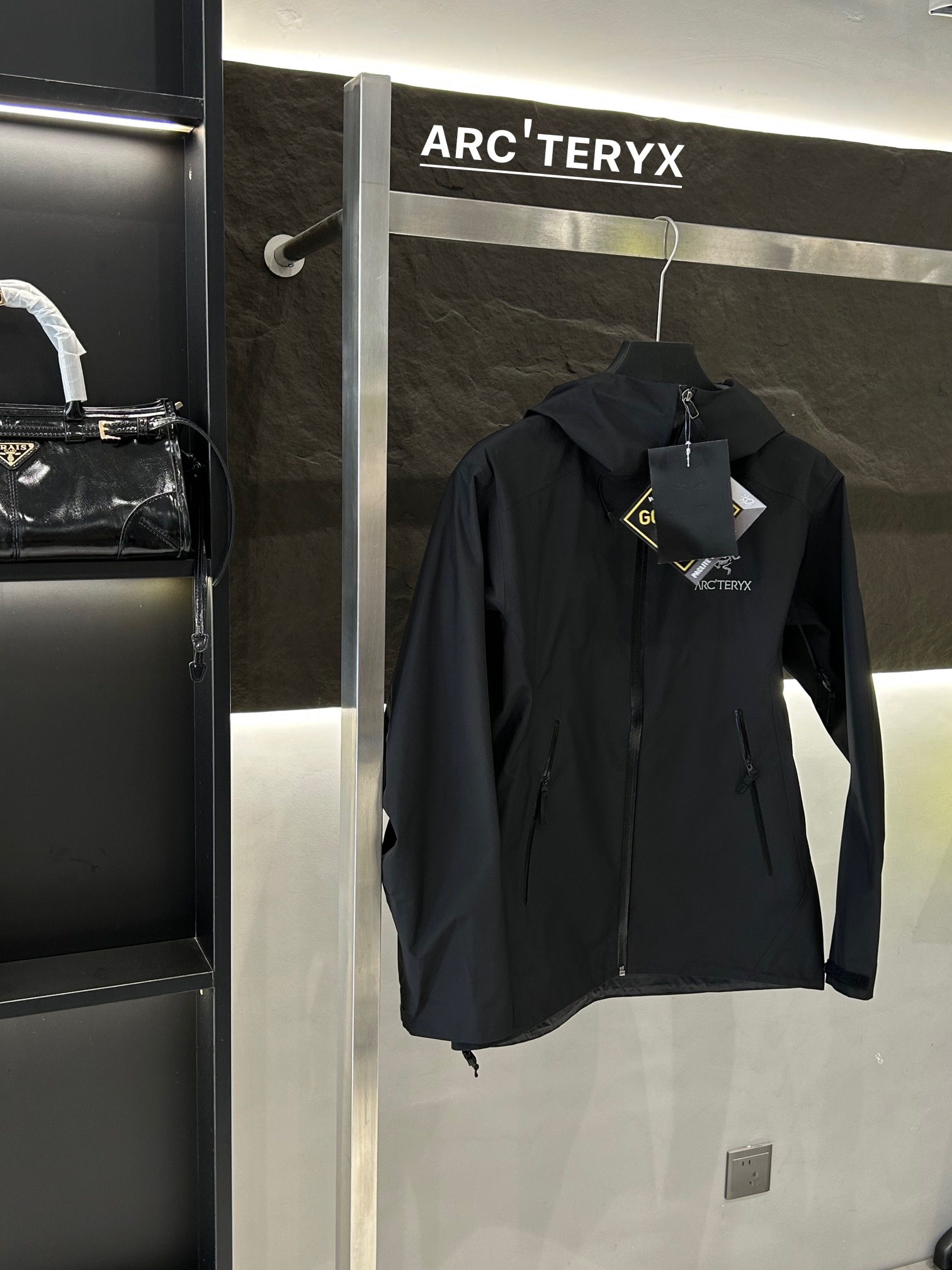 Arc’teryx AHA SV Jacket: Waterproof, Lightweight, Ideal for Harsh Environments - 图片 4