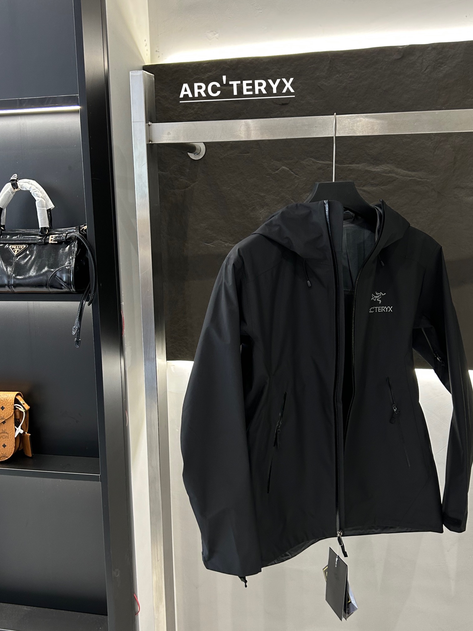 Arc’teryx AHA SV Jacket: Waterproof, Lightweight, Ideal for Harsh Environments - 图片 9