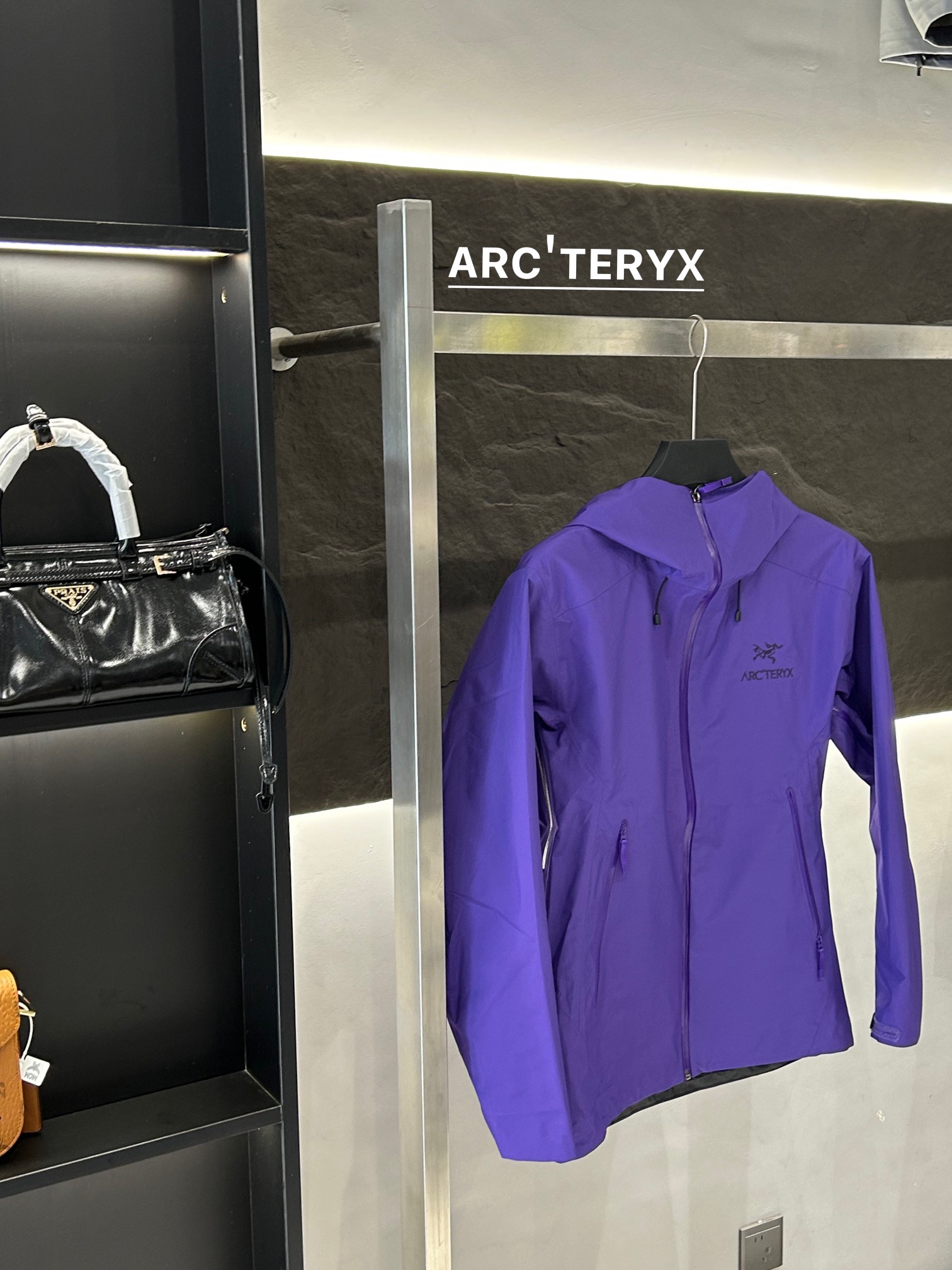 Arc’teryx AHA SV Jacket: Lightweight, Waterproof, Ideal for Harsh Environments - 图片 3