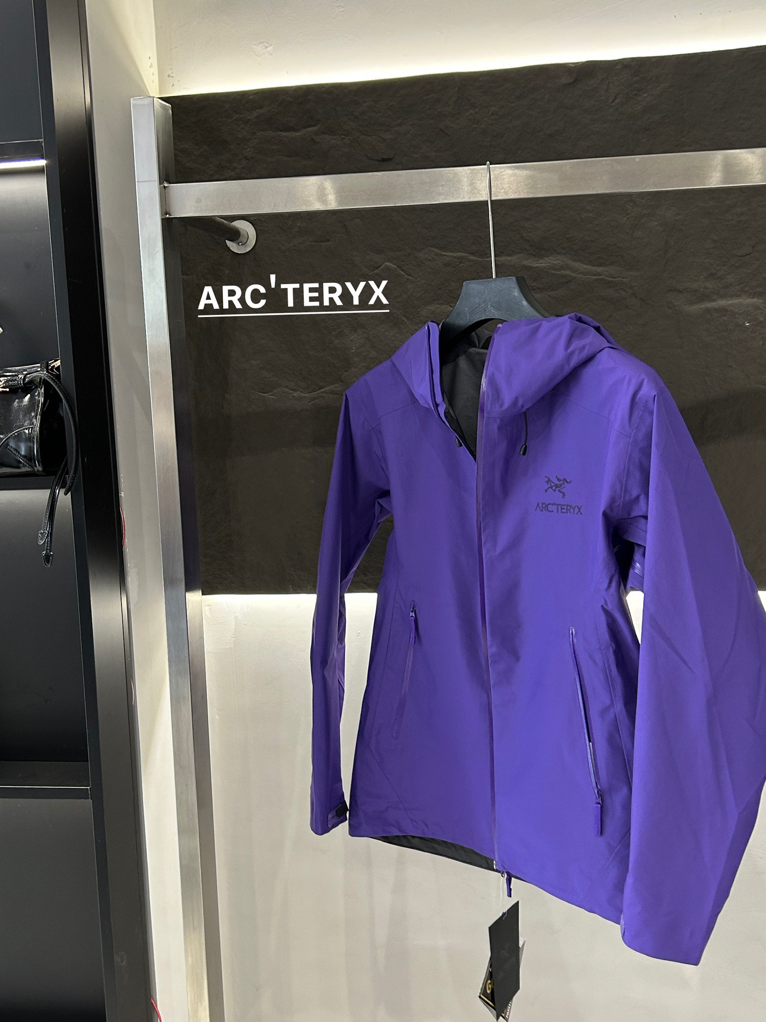 Arc’teryx AHA SV Jacket: Lightweight, Waterproof, Ideal for Harsh Environments - 图片 6