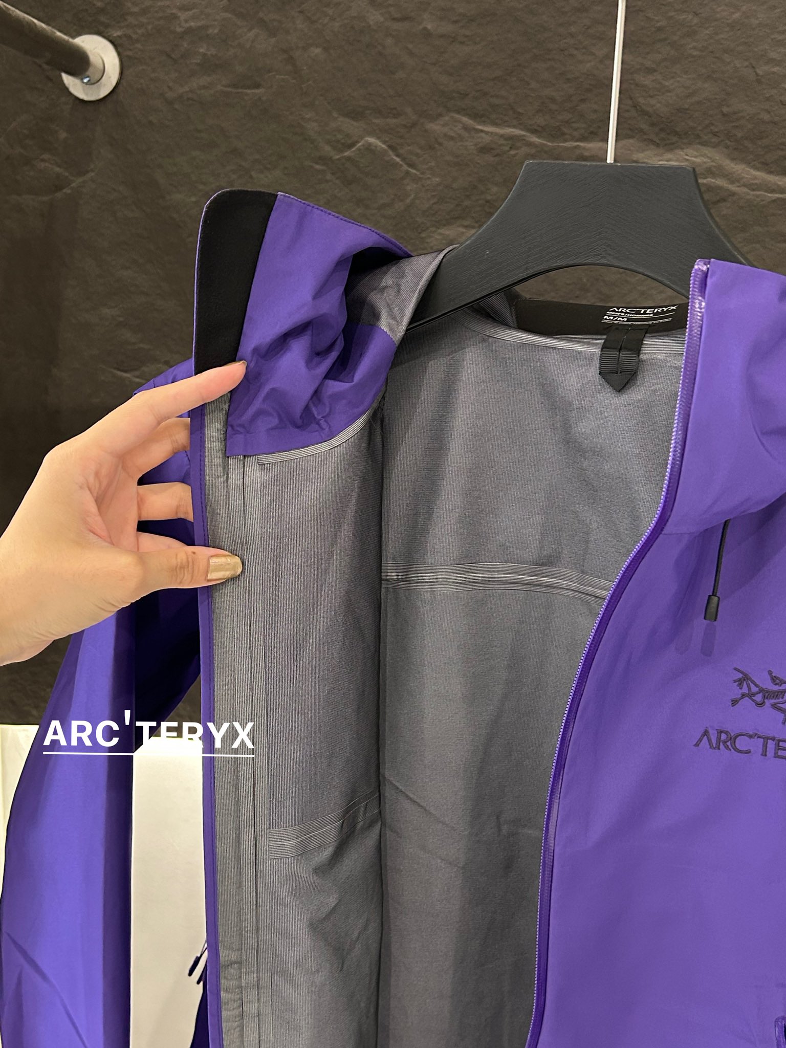 Arc’teryx AHA SV Jacket: Lightweight, Waterproof, Ideal for Harsh Environments - 图片 9