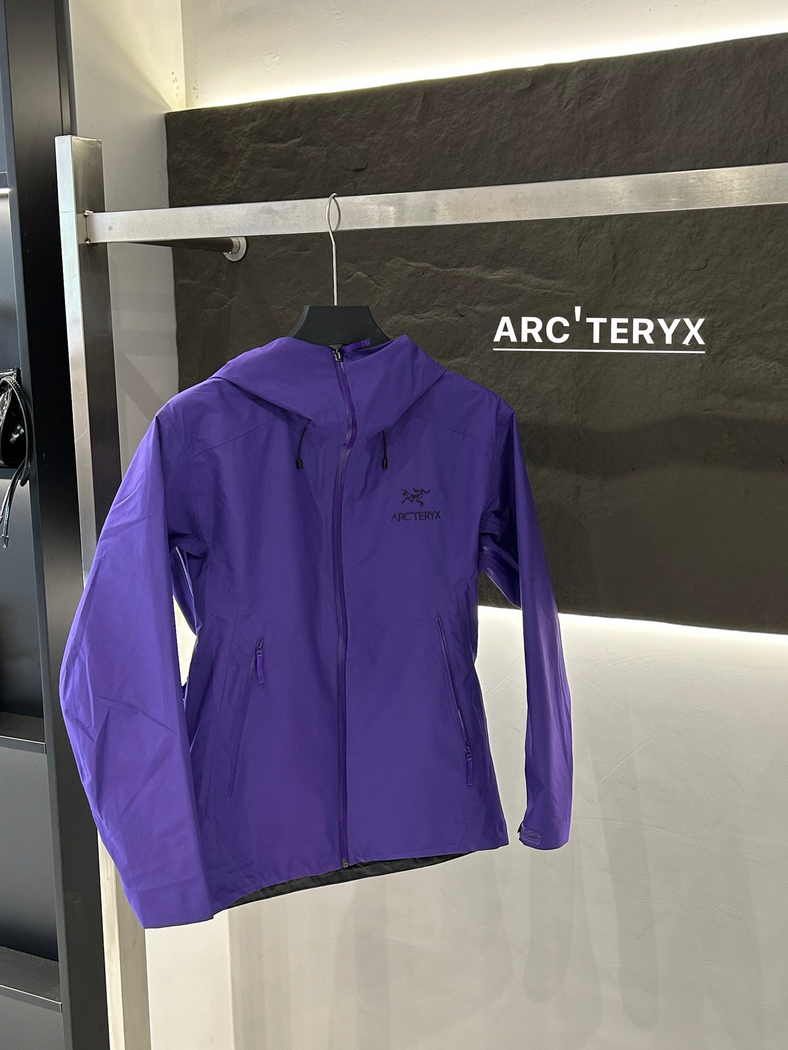 Arc’teryx AHA SV Jacket: Lightweight, Waterproof, Ideal for Harsh Environments - 图片 2