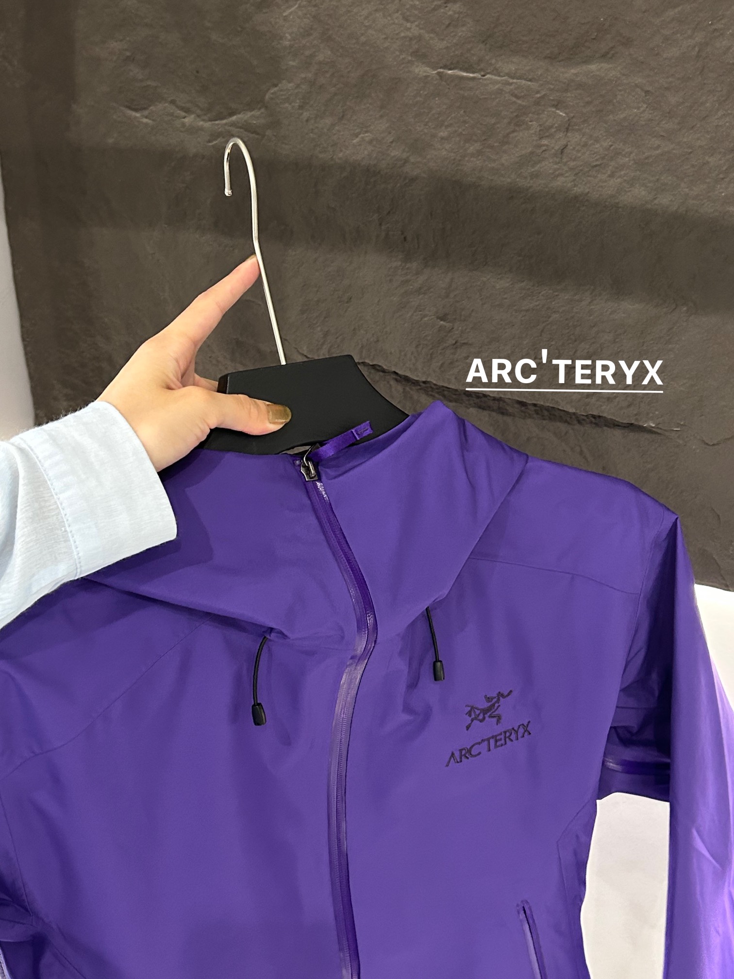 Arc’teryx AHA SV Jacket: Lightweight, Waterproof, Ideal for Harsh Environments - 图片 4
