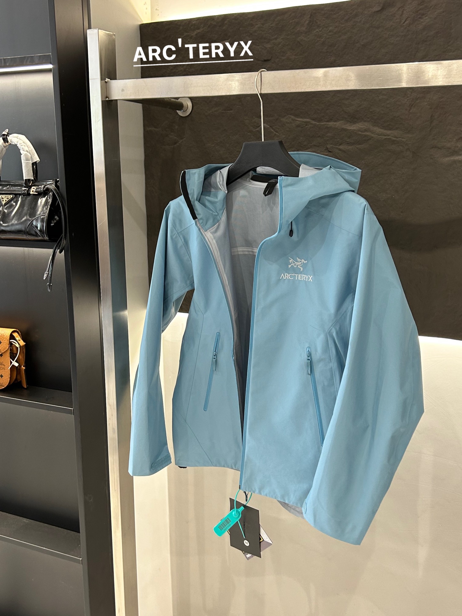 Arc’teryx AHA SV Jacket: Lightweight, Waterproof, and Durable for Harsh Environments. - 图片 9