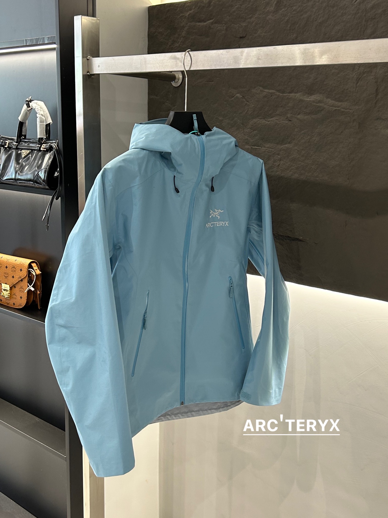 Arc’teryx AHA SV Jacket: Lightweight, Waterproof, and Durable for Harsh Environments. - 图片 3
